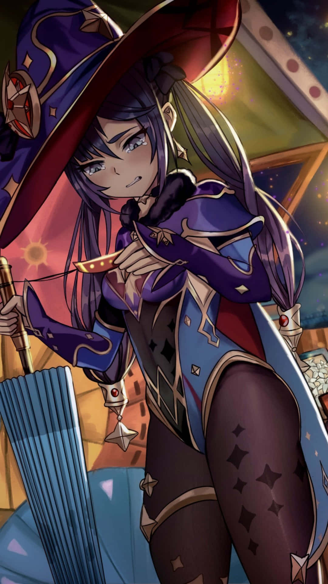 Genshin Impact Mona 桌布 壁紙 — 一位穿著紫色帽子和服裝的開朗動漫女巫，在溫暖發光的背景前拿著掃帚。