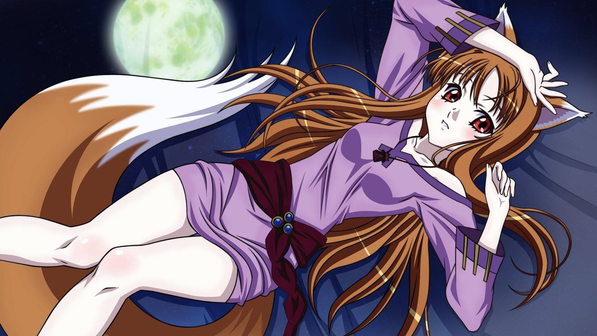 Wolf Girl 桌布 壁紙 — 一位穿著紫色連衣裙、長著狐狸耳朵的動漫女孩，在發光的綠色月亮下，飄逸著棕色頭髮，悠閒地躺著。