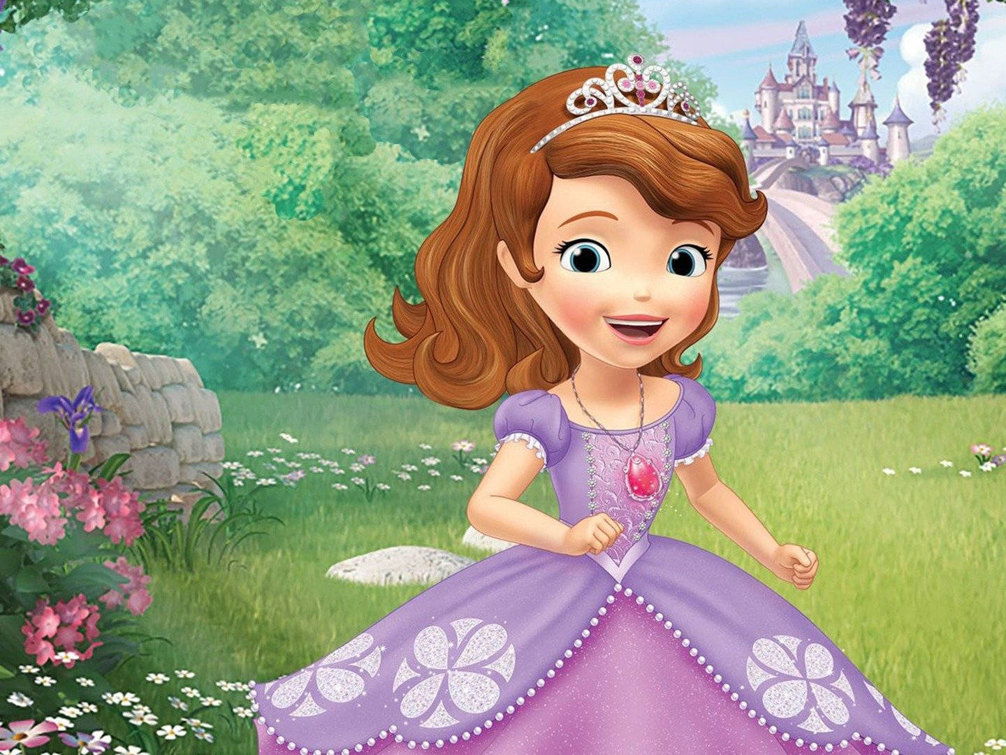 Princess 桌布 壁紙 — 一位穿著紫色長袍的開心動畫公主在陽光明媚的花園中微笑，遠處有一座城堡。