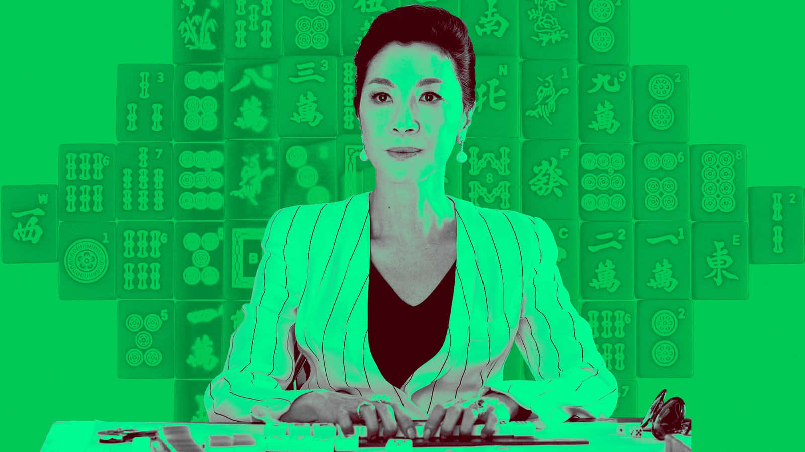 瘋狂的亞洲富豪 桌布 壁紙 — 一位穿著細條紋西裝外套的女性坐在桌子旁，周圍環繞著發光的綠色麻將牌。