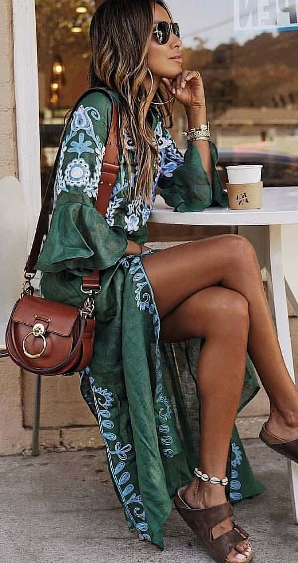 一位穿著綠色洋裝和涼鞋的女性 壁紙