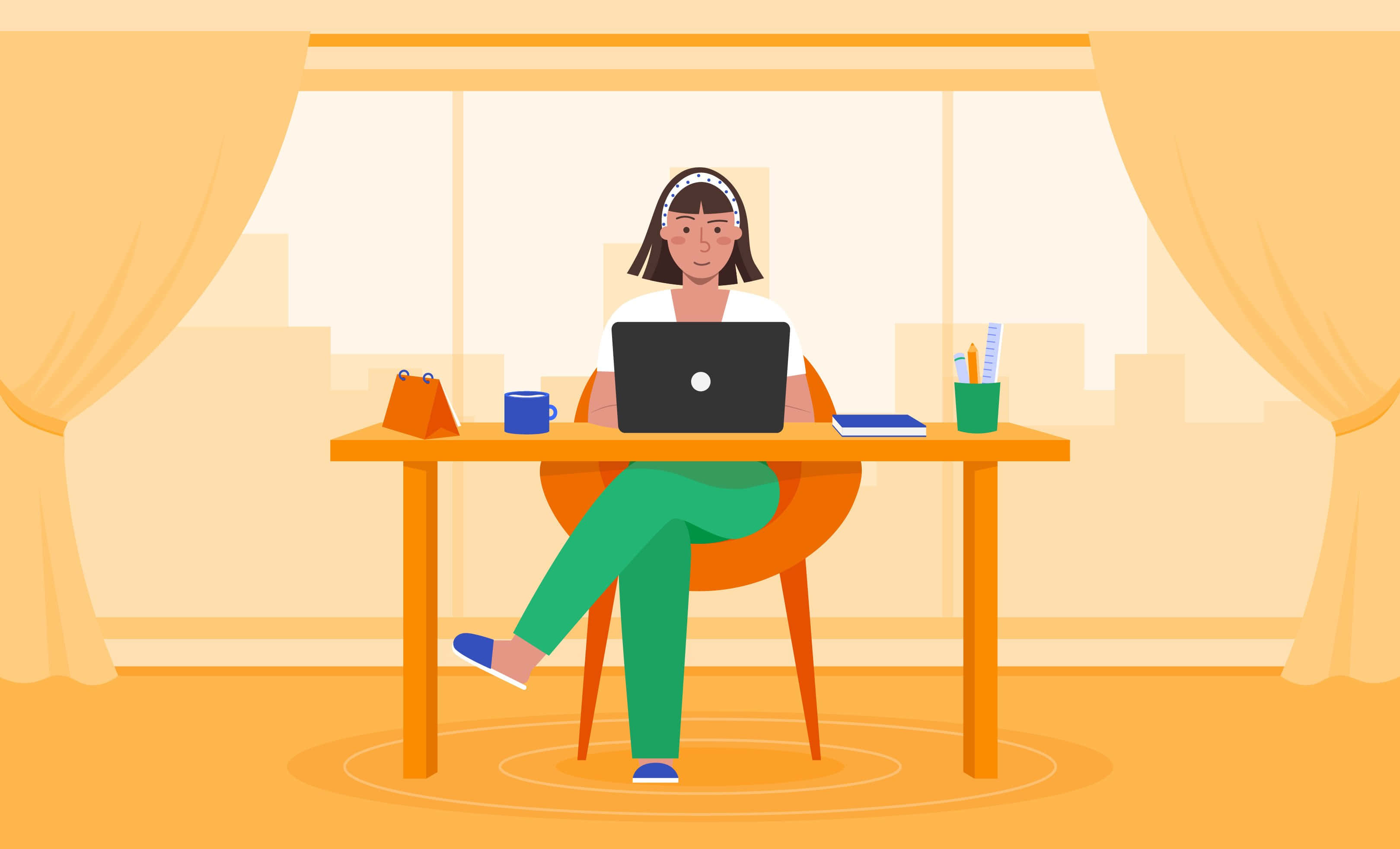 Work 桌布 壁紙 — 一位穿著綠色褲子的女士坐在木桌前，在一個溫暖照明的房間裡使用筆記型電腦，房間有橙色窗簾和城市景觀。