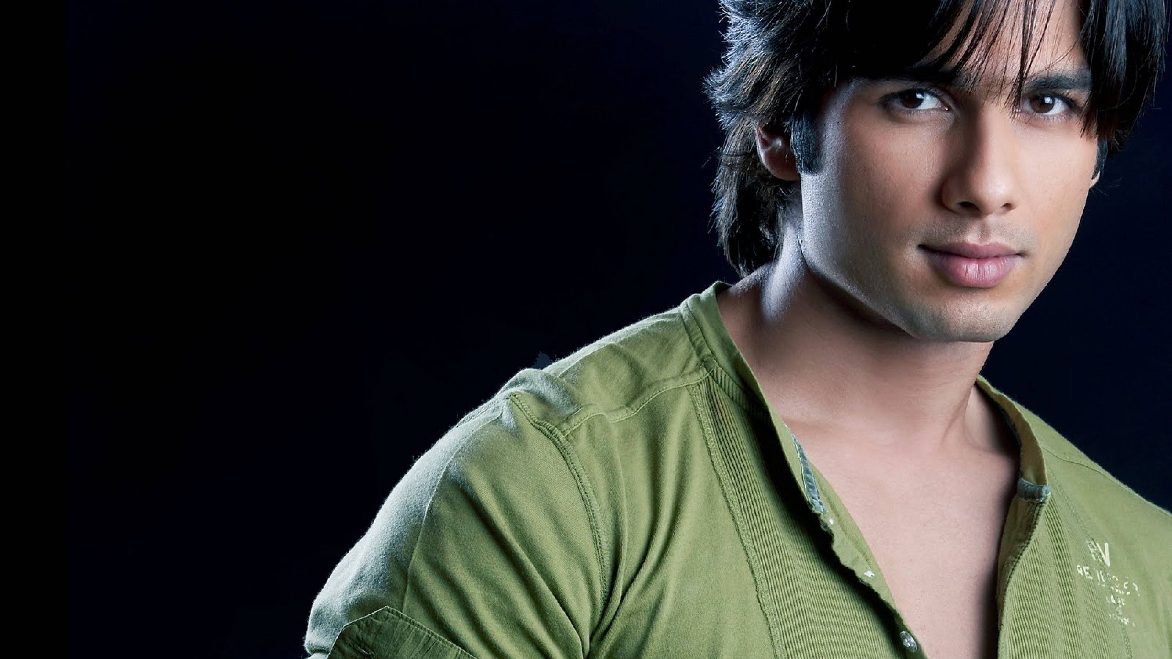 Shahid Kapoor 桌布 壁紙 — 一位穿著綠色襯衫的英俊男子在深色背景下直視鏡頭。