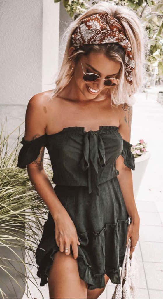 一位穿著綠色露肩禮服的女性 壁紙