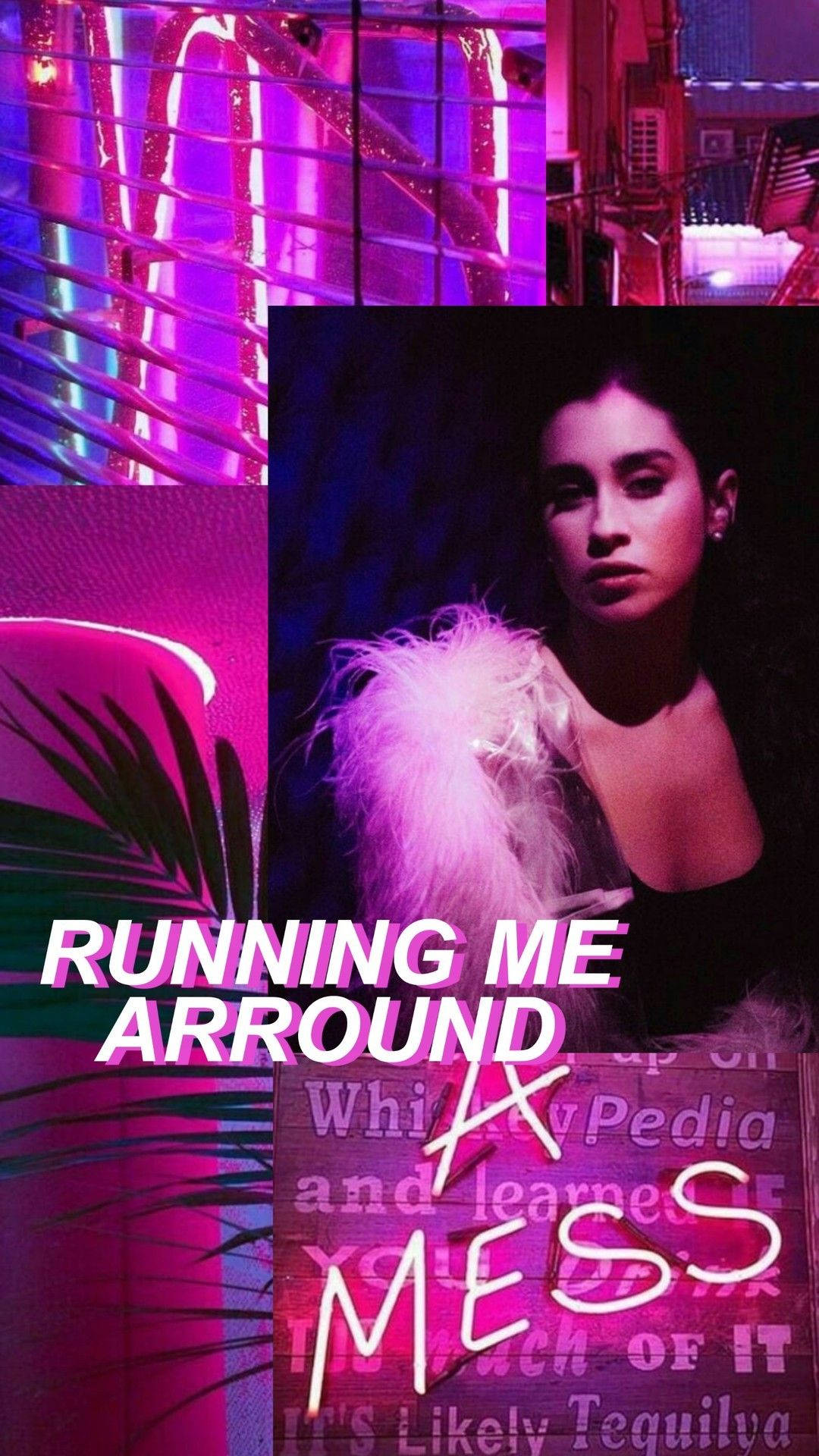Playboy Aesthetic 桌布 壁紙 — 一位穿著羽毛領的女性在充滿活力的霓虹燈城市背景下，伴隨著棕櫚葉和粗體文字疊加，莊嚴地凝視著。
