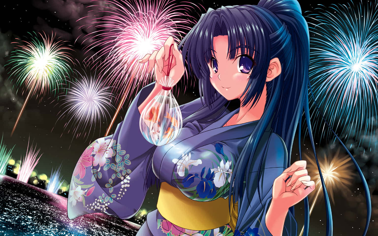 Ryoko Asakura 桌布 壁紙 — 一位穿著花卉和服的微笑動漫女孩，在夜間水面上方璀璨的煙火背景下，手持發光的燈籠。