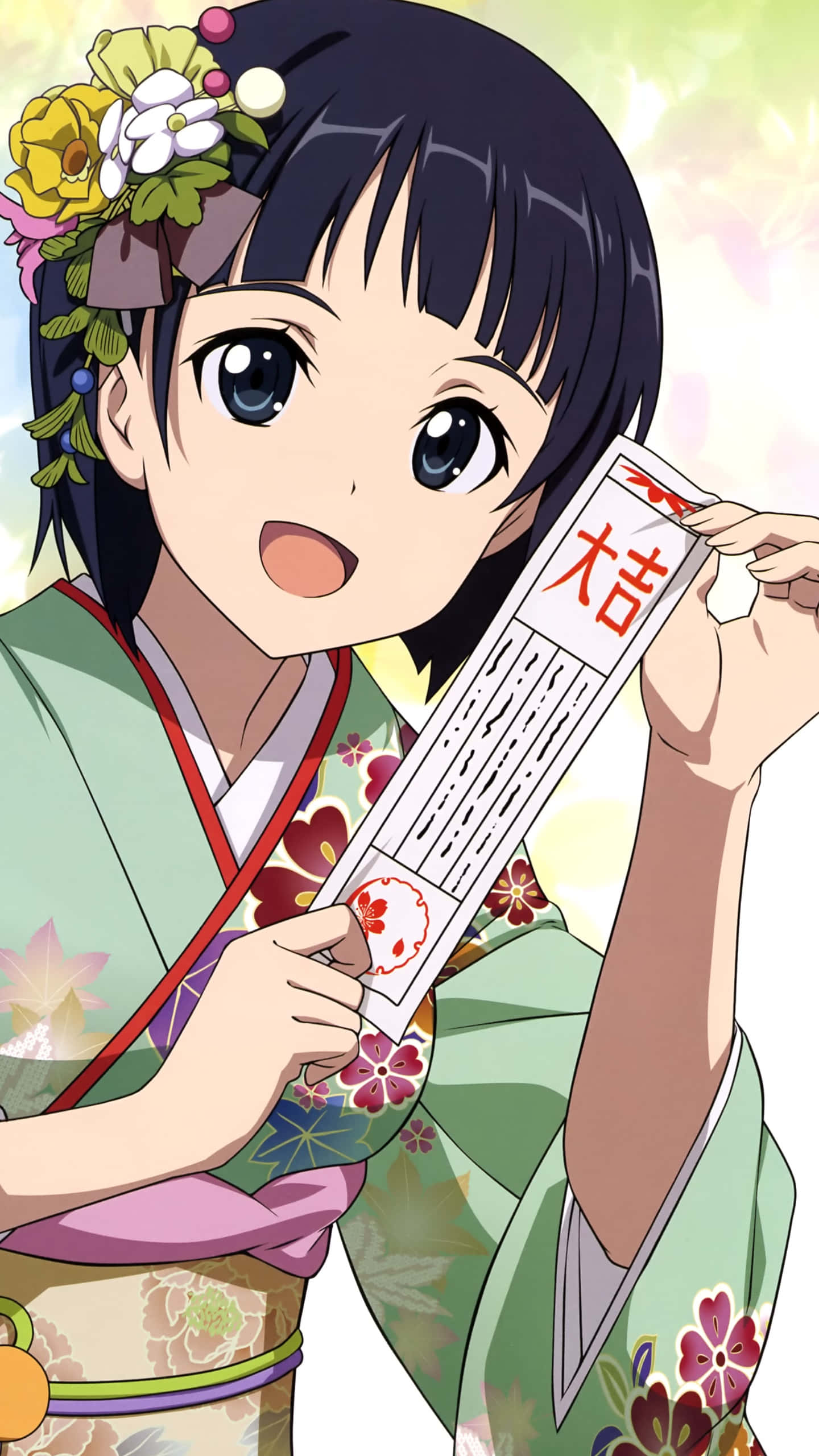 Suguha Kirigaya 桌布 壁紙 — 一位穿著花卉和服的開朗動漫女孩，眼神明亮、表情喜悅地舉起一張幸運符咒卷軸。