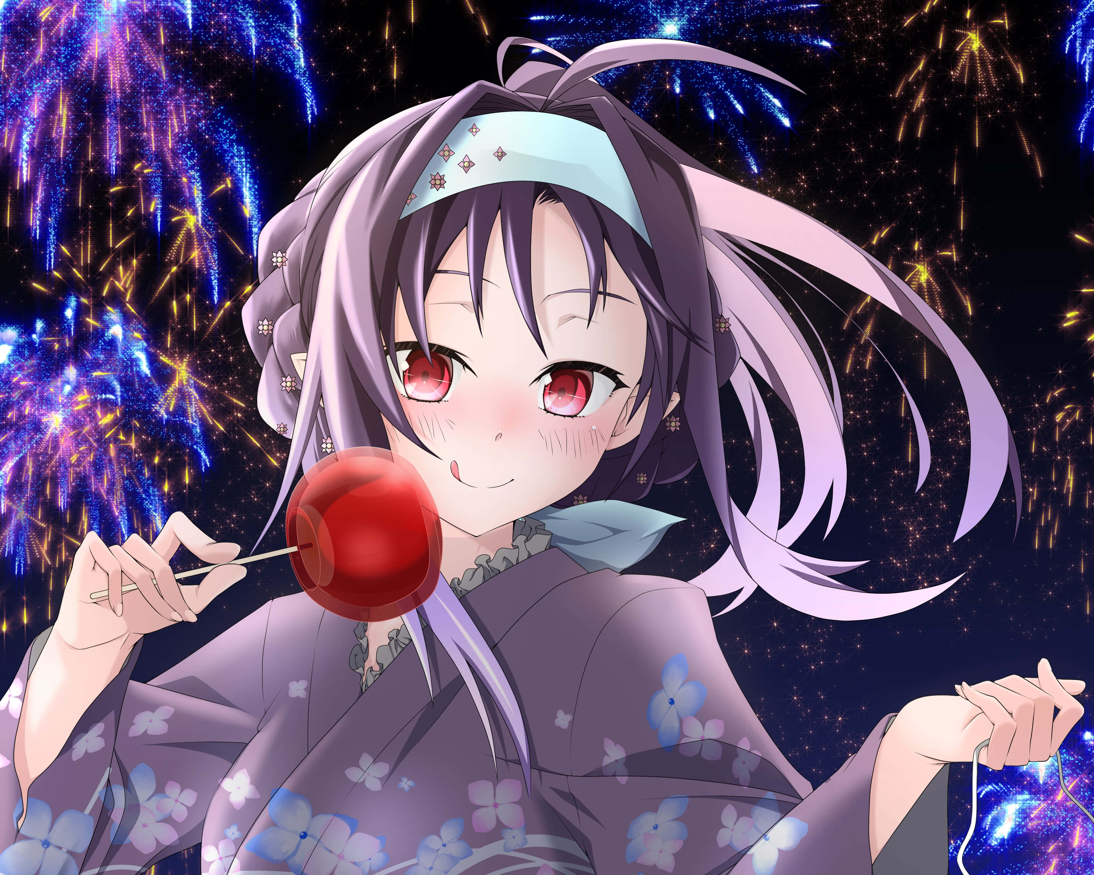 Yuuki Konno 桌布 壁紙 — 一位穿著花卉和服的開朗動漫女孩微笑著，手持紅色糖蘋果，背景是璀璨的煙火夜空。