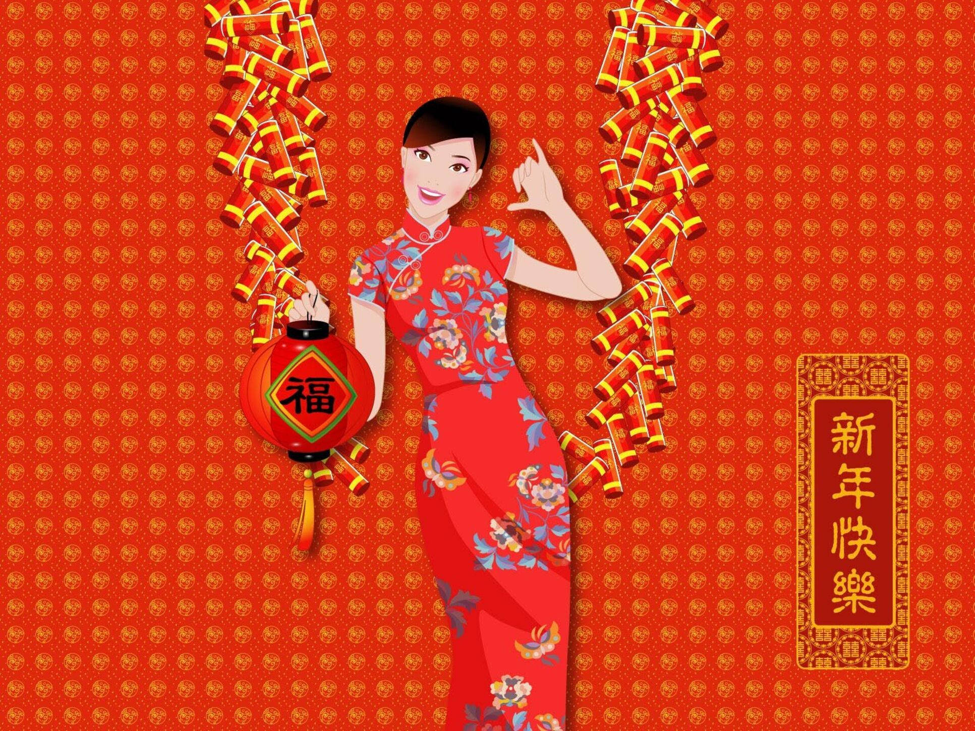 New 桌布 壁紙 — 一位穿著花卉圖案紅色旗袍的開朗女性，手持燈籠，在層疊的鞭炮旁做手勢，背景是喜慶的紅色圖案。