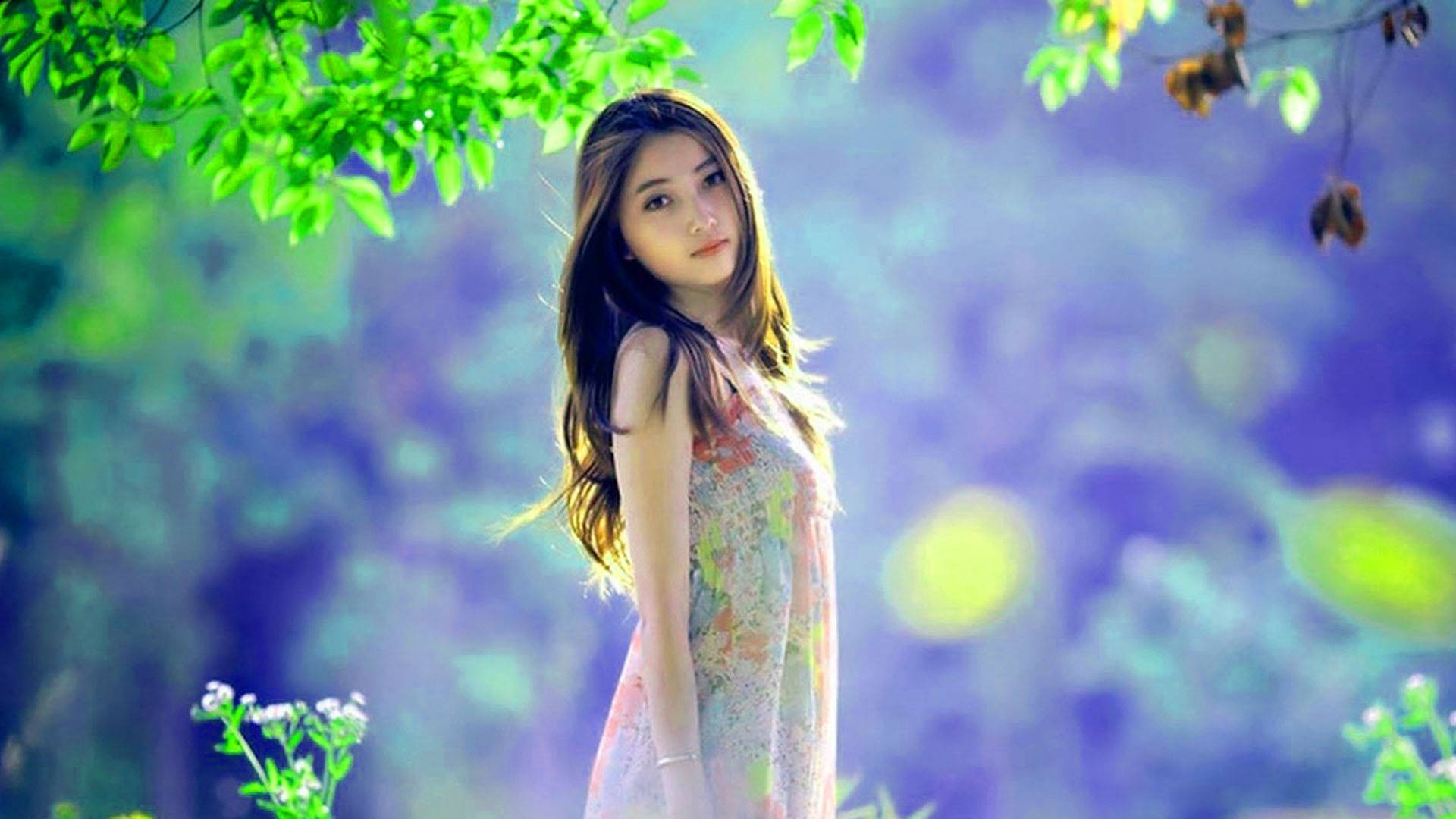 花卉 桌布 壁紙 — 一位穿著花卉連衣裙的年輕女士站在充滿活力的綠葉下，背景是夢幻般的紫色散景。