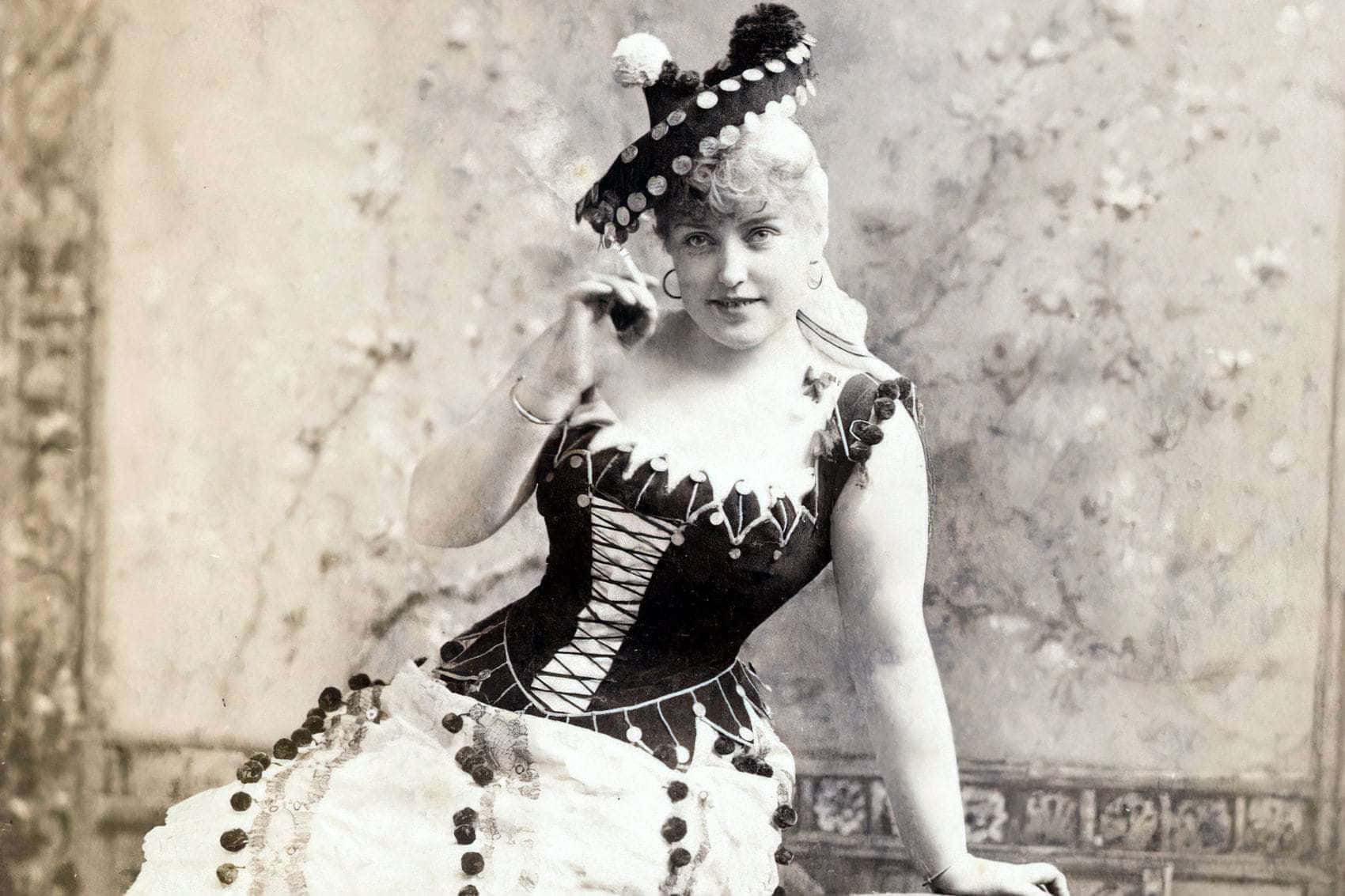 Victorian 桌布 壁紙 — 一位穿著華麗時代服裝、手持香菸、眼神自信的女性的復古棕褐色調肖像。