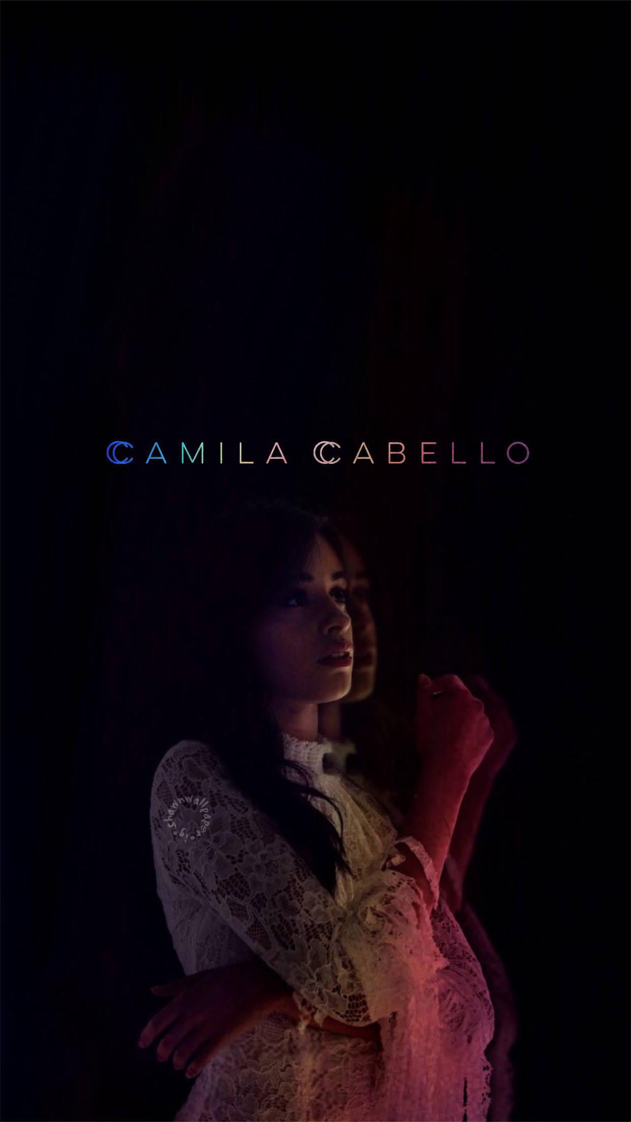 Camila 桌布 壁紙 — 一位穿著蕾絲裙的女性站在黑暗中，柔和彩色燈光突顯她的側面和雙手。