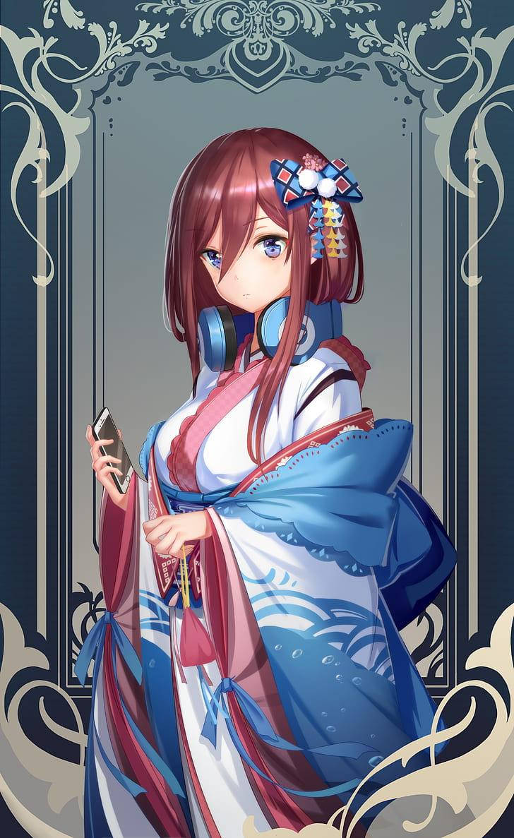 miku 桌布 壁紙 — 一位穿著藍色和粉紅色和服的年輕動漫女孩，戴著耳機和手機，站在華麗的裝飾邊框內。
