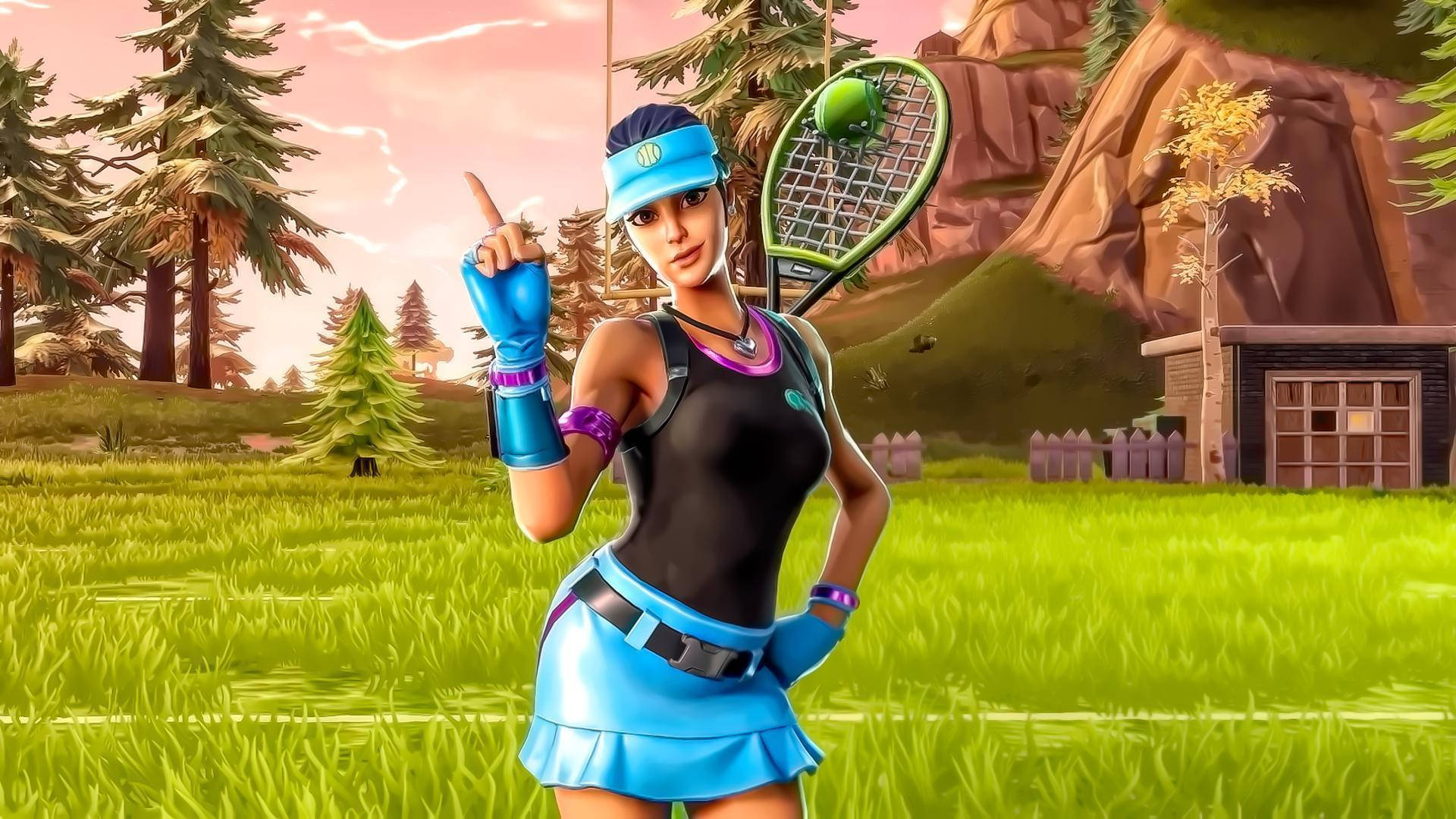 Fortnite Girl 桌布 壁紙 — 一位穿著藍色和黑色裝備的Fortnite網球選手在日落時分的草地上自信地指向松樹和木屋。