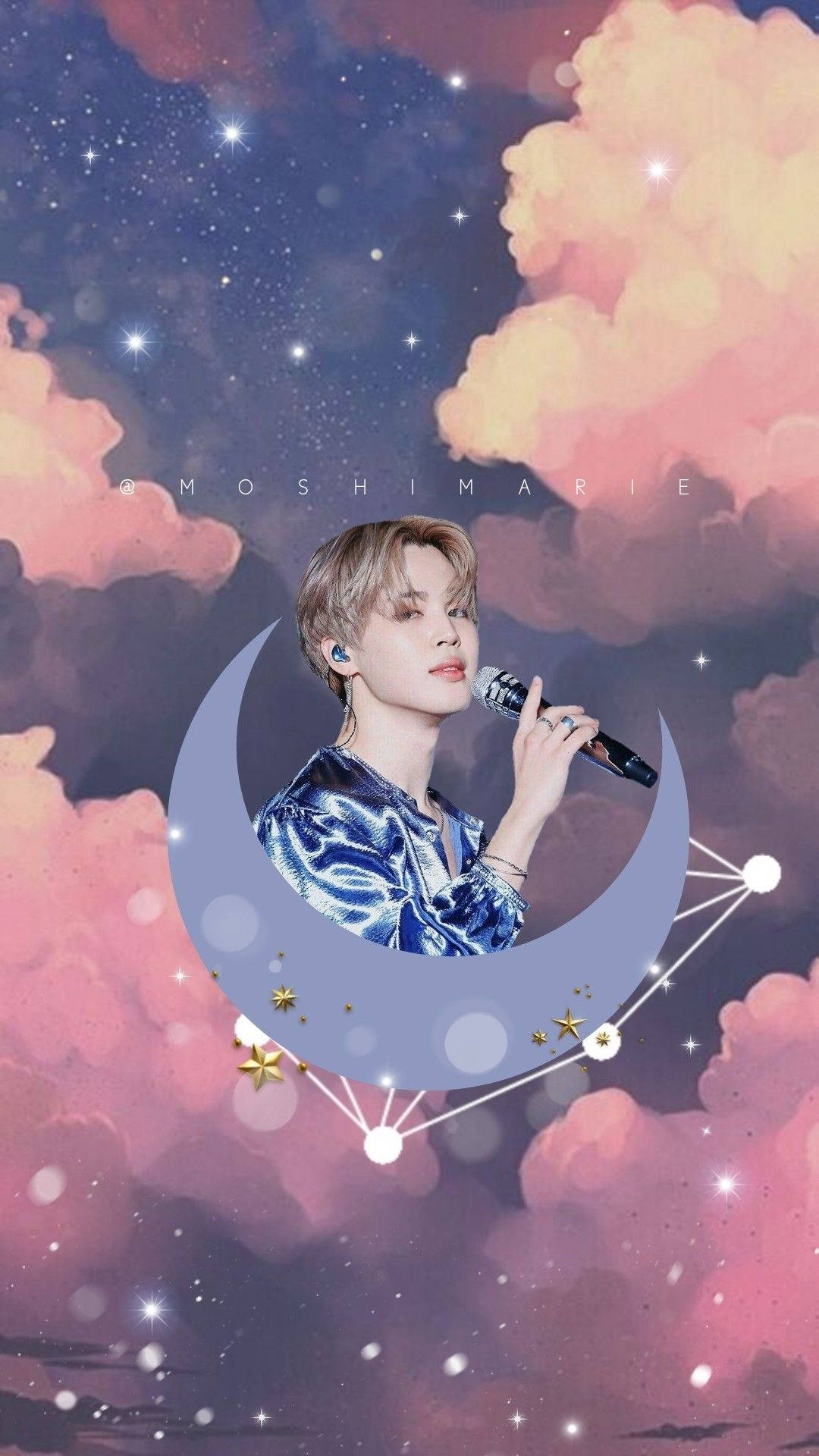 Jimin Bts Cute 桌布 壁紙 — 一位穿著藍色圖案襯衫的歌手在彎月內拿著麥克風，背景是星空和粉紅色及紫色的雲。