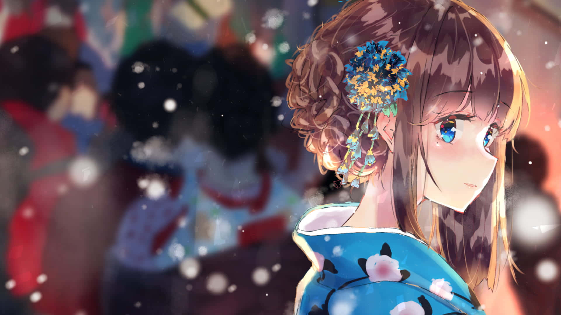 動漫 桌布 壁紙 — 一位穿著藍色花卉和服的年輕動漫女孩，在節日的人群中，雪花飄落，她溫柔地凝視著。