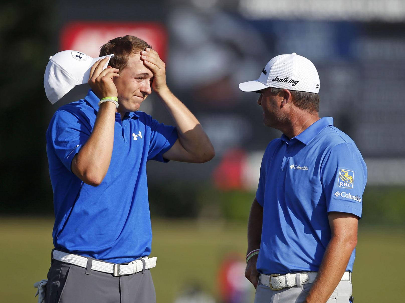 Ryan Palmer 桌布 壁紙 — 一位穿著藍色襯衫、沮喪的高爾夫球手難以置信地抱著頭，而他的球童在陽光明媚的高爾夫球場附近觀看。