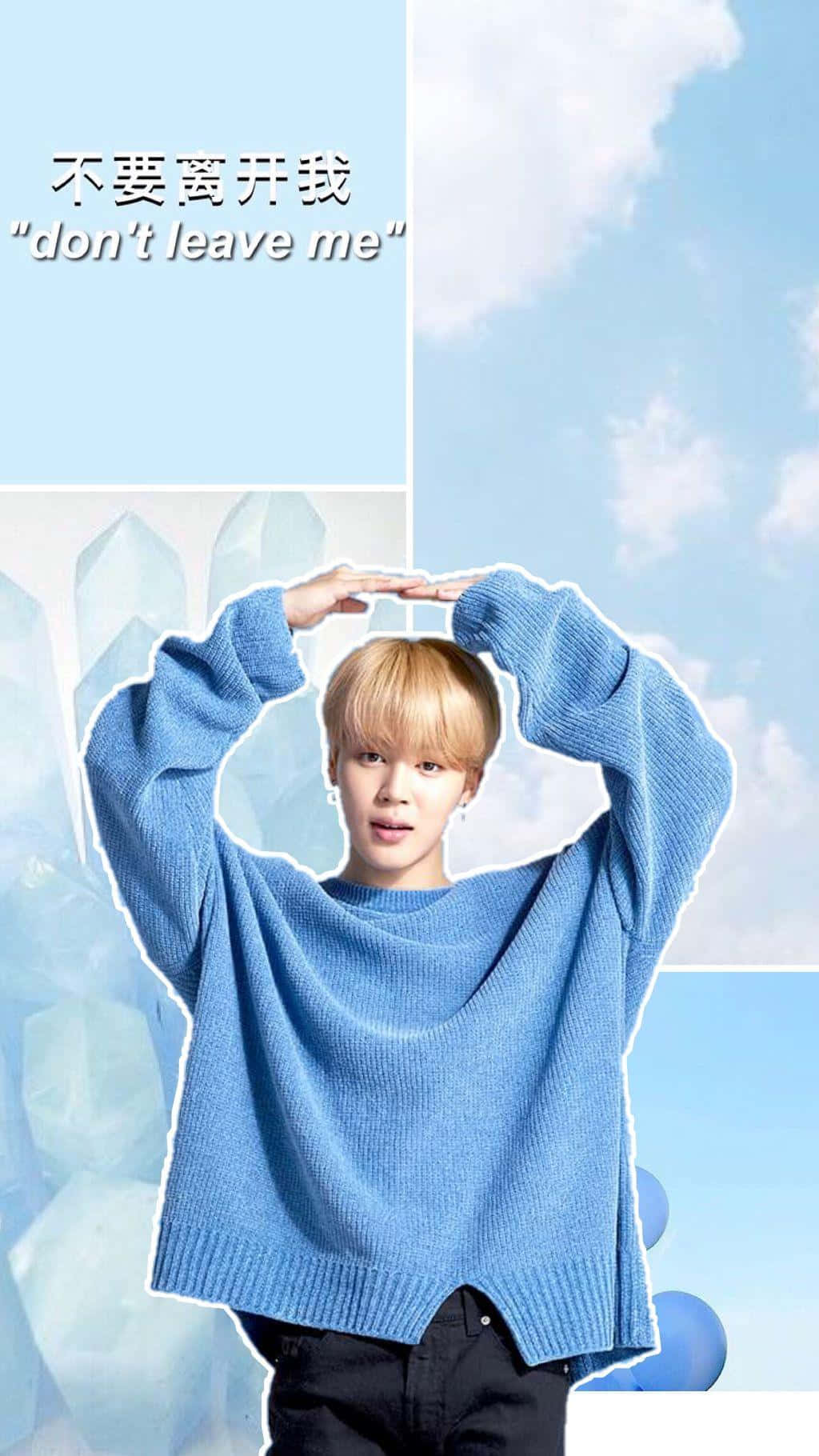 Jimin Aesthetic 桌布 壁紙 — 一位穿著藍色針織毛衣的年輕男子在天空和水晶背景上，頭頂上方形成一個心形，並附有文字。