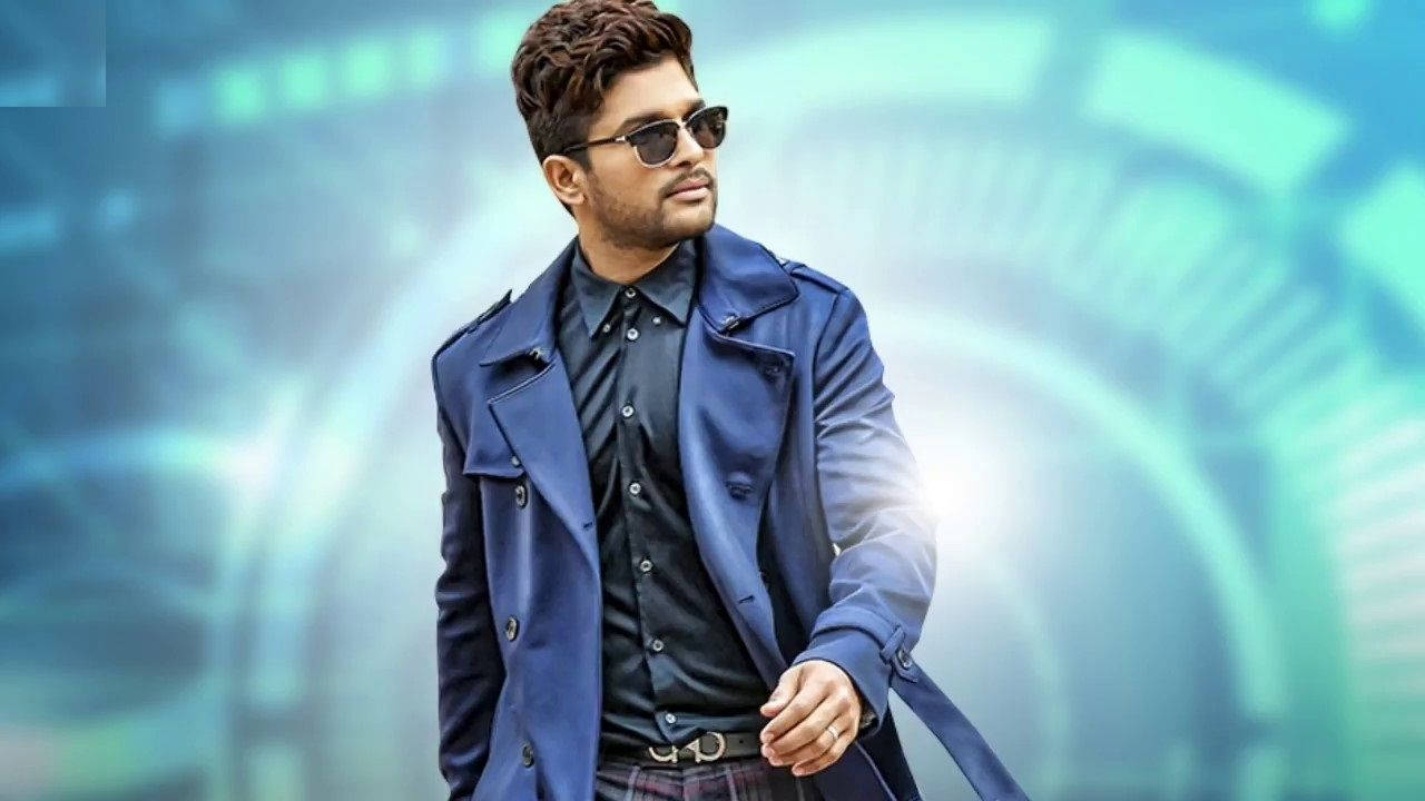 Allu Arjun 桌布 壁紙 — 一位穿著藍色風衣和太陽眼鏡的時尚男士，自信地站在發光的未來感青綠色背景前。