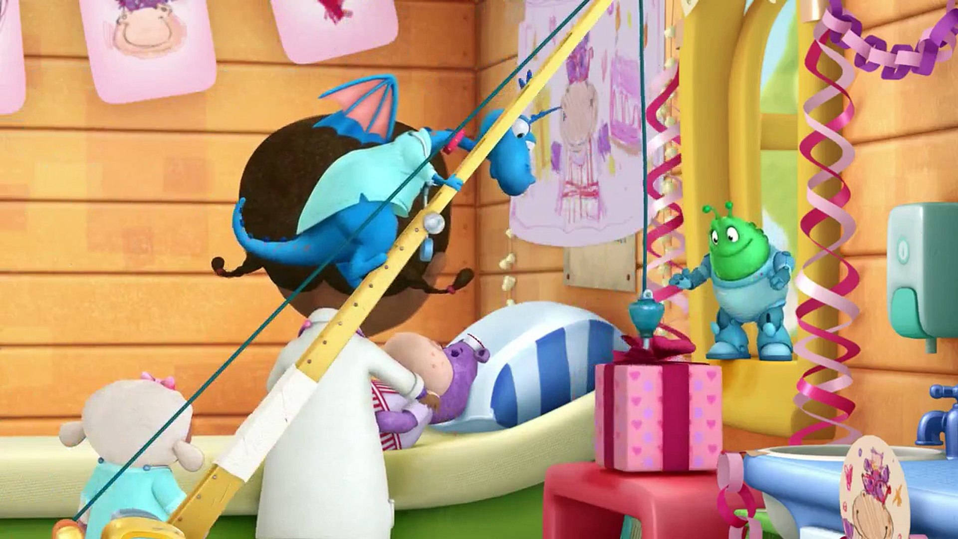 Doc Mcstuffins 桌布 壁紙 — 一位穿著藍色龍服裝的卡通醫生在色彩繽紛、充滿玩具的兒科診所治療嬰兒病人。