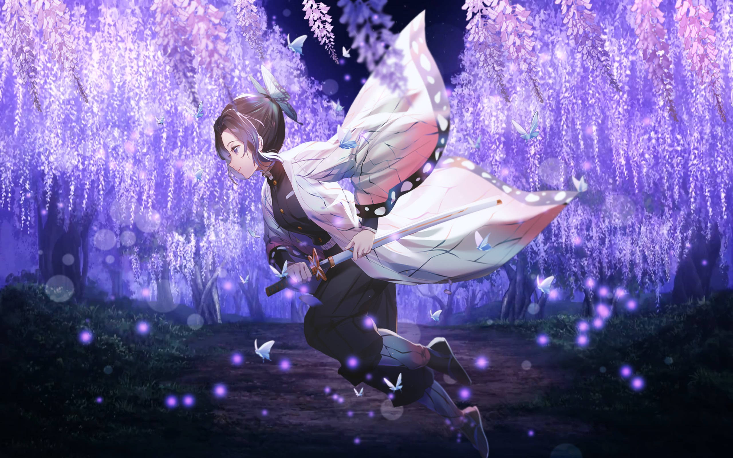 Shinobu Kocho 桌布 壁紙 — 一位穿著蝴蝶翅膀和服的年輕動漫戰士在夜晚跳過發光的紫色紫藤森林。