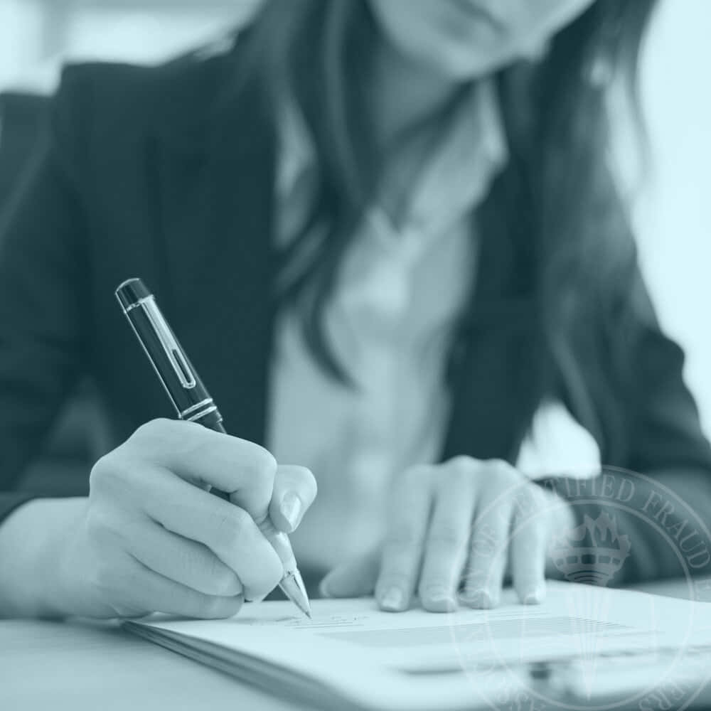 Woman 桌布 壁紙 — 一位穿著西裝外套的人正在冷色調單色辦公室環境中用鋼筆簽署文件。