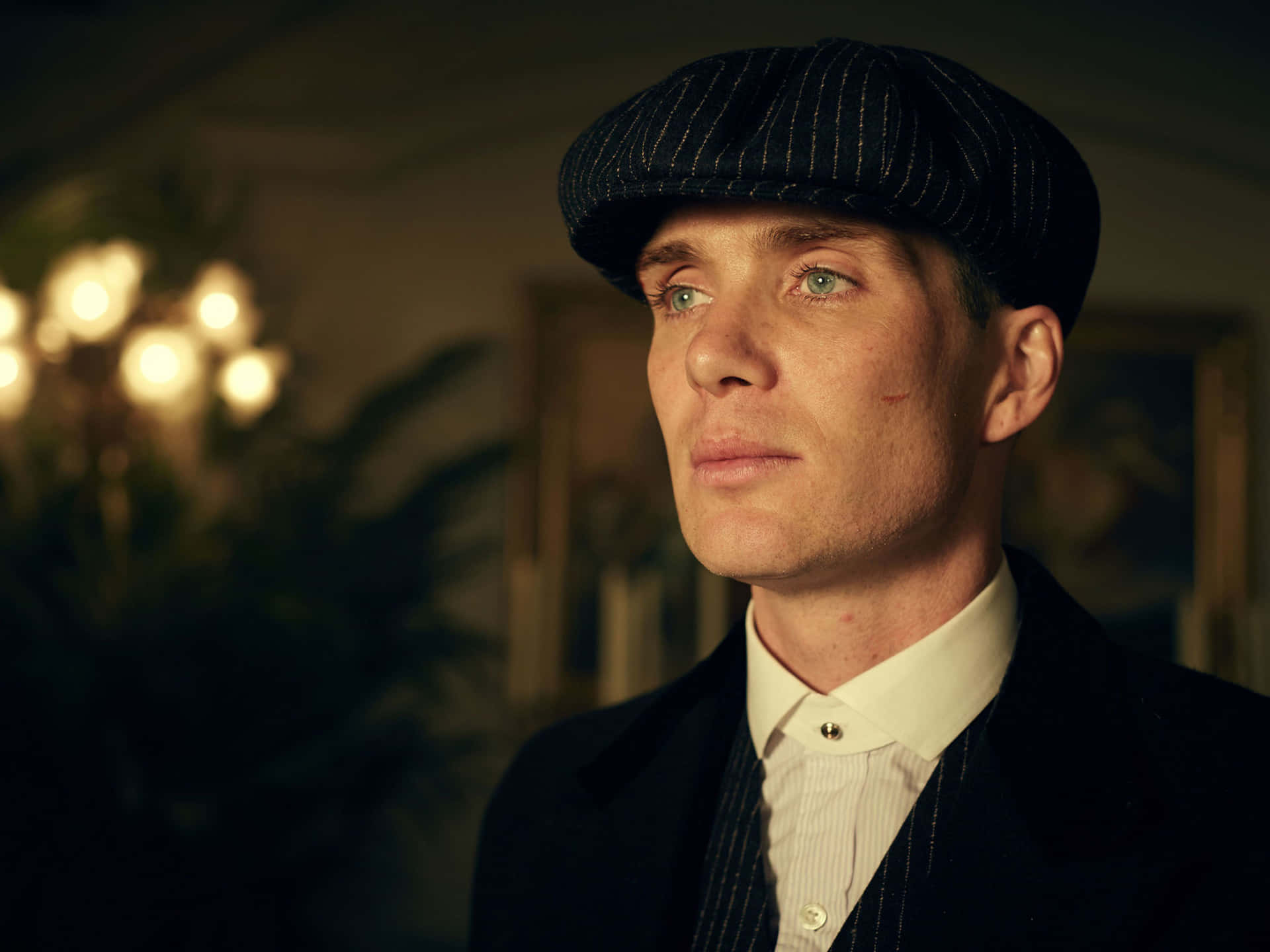 一位穿著西裝戴帽子的男子正在注視某物 — Peaky Blinders 壁紙