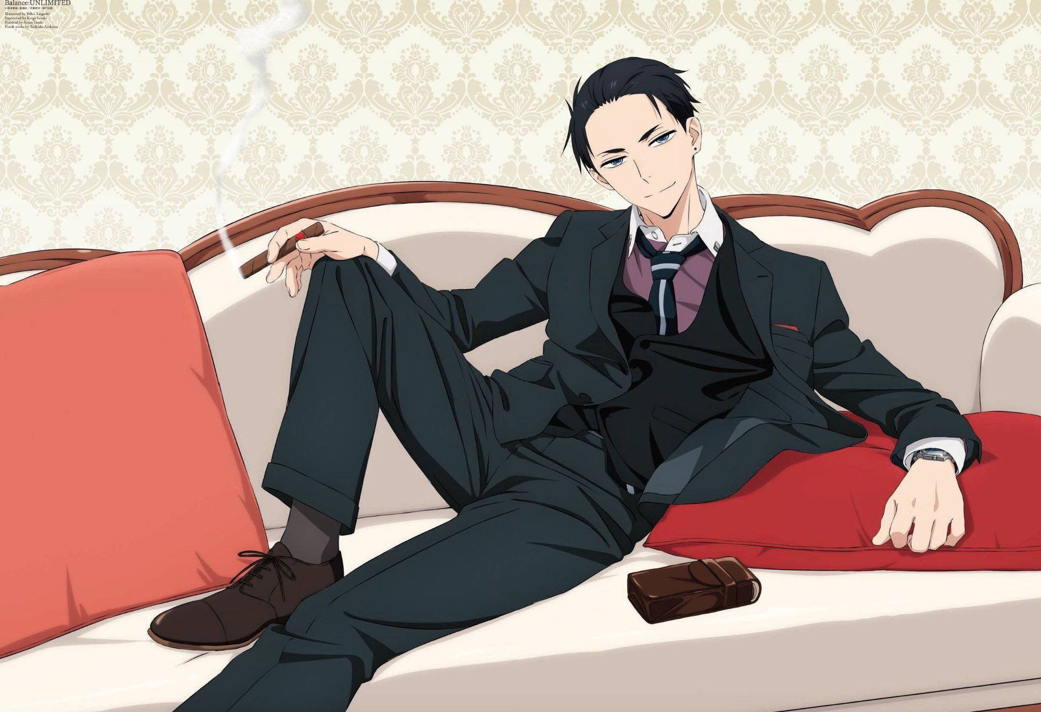 the millionaire detective 桌布 壁紙 — 一位穿著西裝的時尚動漫男子，在帶有紅色枕頭的奶油色沙發上悠閒地躺著，在錦緞壁紙背景下抽雪茄。