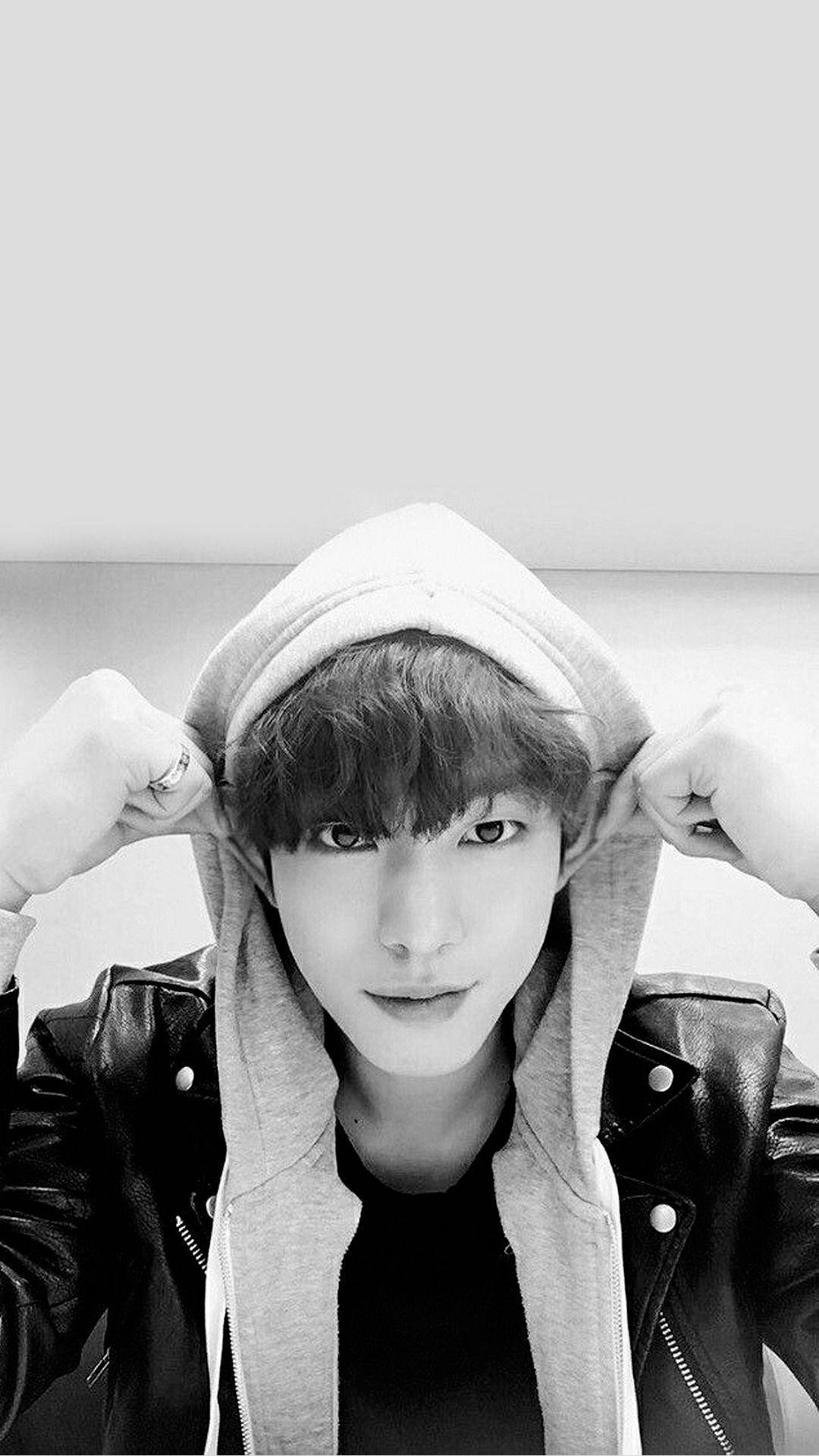 Ahn Hyo Seop 桌布 壁紙 — 一位穿著連帽衫和皮夾克的年輕男子在黑白自拍中拉起帽子，直視鏡頭。