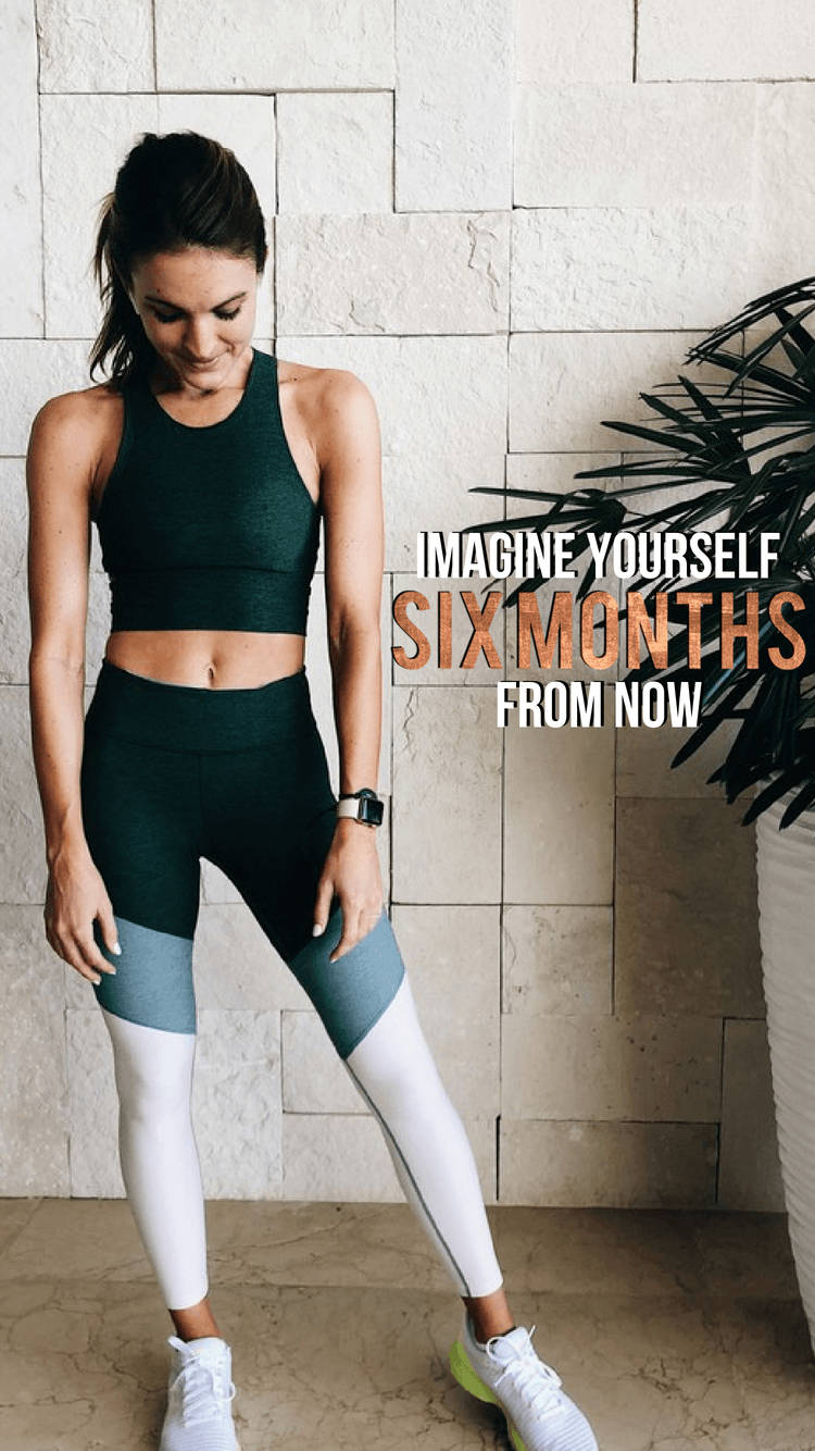 Fitness Motivation iPhone 桌布 壁紙 — 一位穿著運動服的女性在石牆旁與盆栽植物一起微笑擺姿勢，並帶有勵志文字疊加。