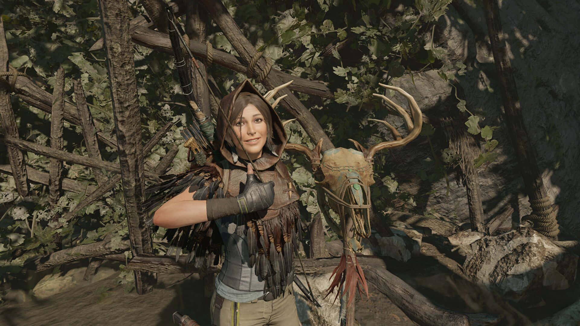 Best Shadow Of The Tomb Raider 桌布 壁紙 — 一位穿著部落裝備的年輕女性在陽光明媚的森林空地上微笑著拿著鹿頭骨。