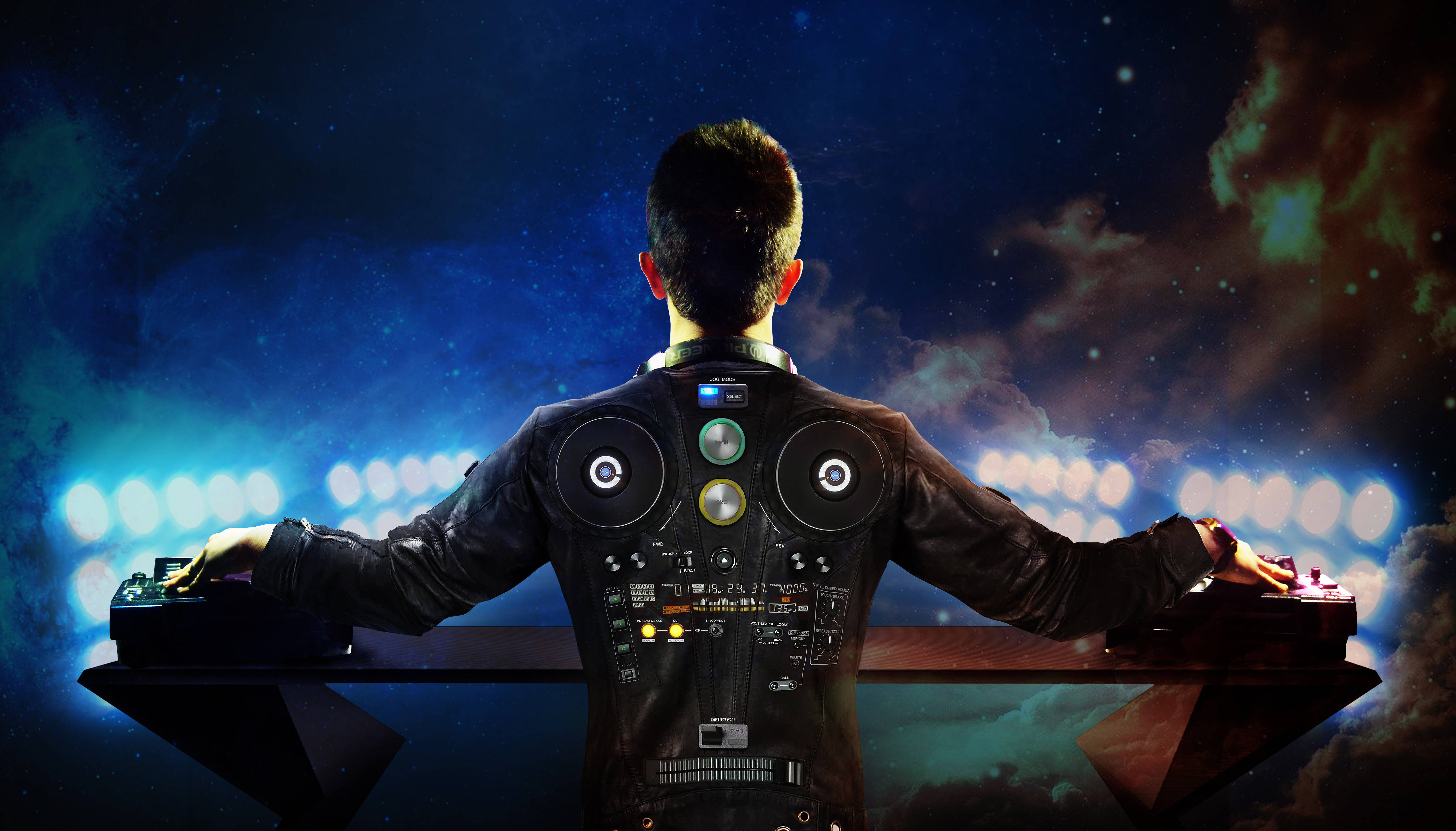 DJ 桌布 壁紙 — 一位穿著電路板外套的DJ，在閃爍的舞台燈光下操作唱盤，面對星空宇宙背景。