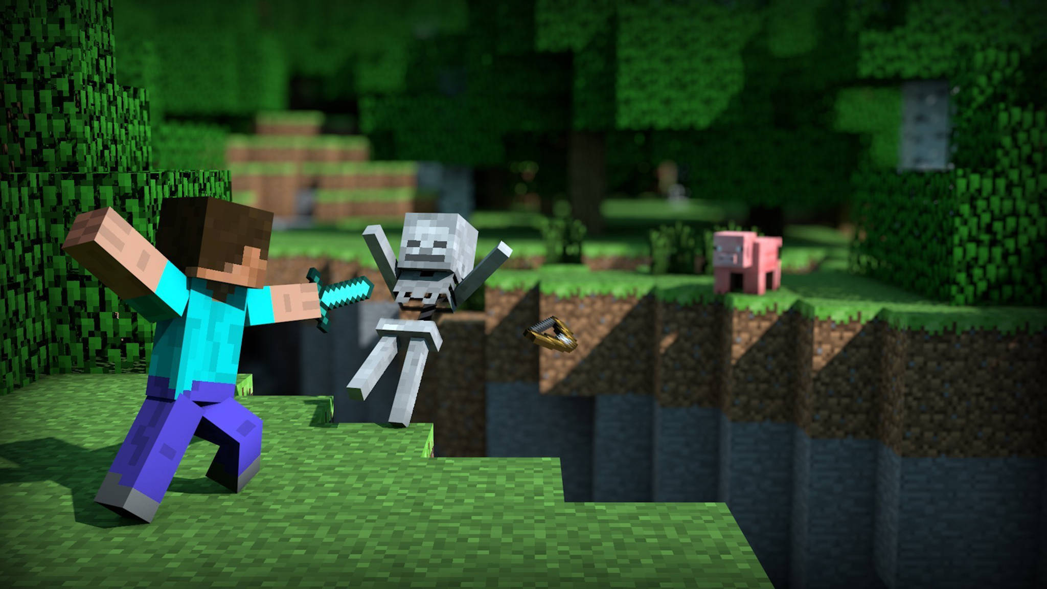 我的世界 史蒂夫 桌布 壁紙 — 一位穿著青色襯衫的Minecraft玩家在長滿草的懸崖上用劍與骷髏戰鬥，附近有一隻豬。