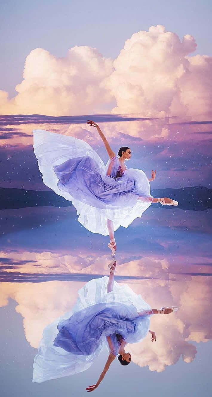 Ballet Dancer 桌布 壁紙 — 一位穿著飄逸薰衣草色連衣裙的芭蕾舞者優雅地跳躍在映照著雲朵和星星的鏡面天空之上。
