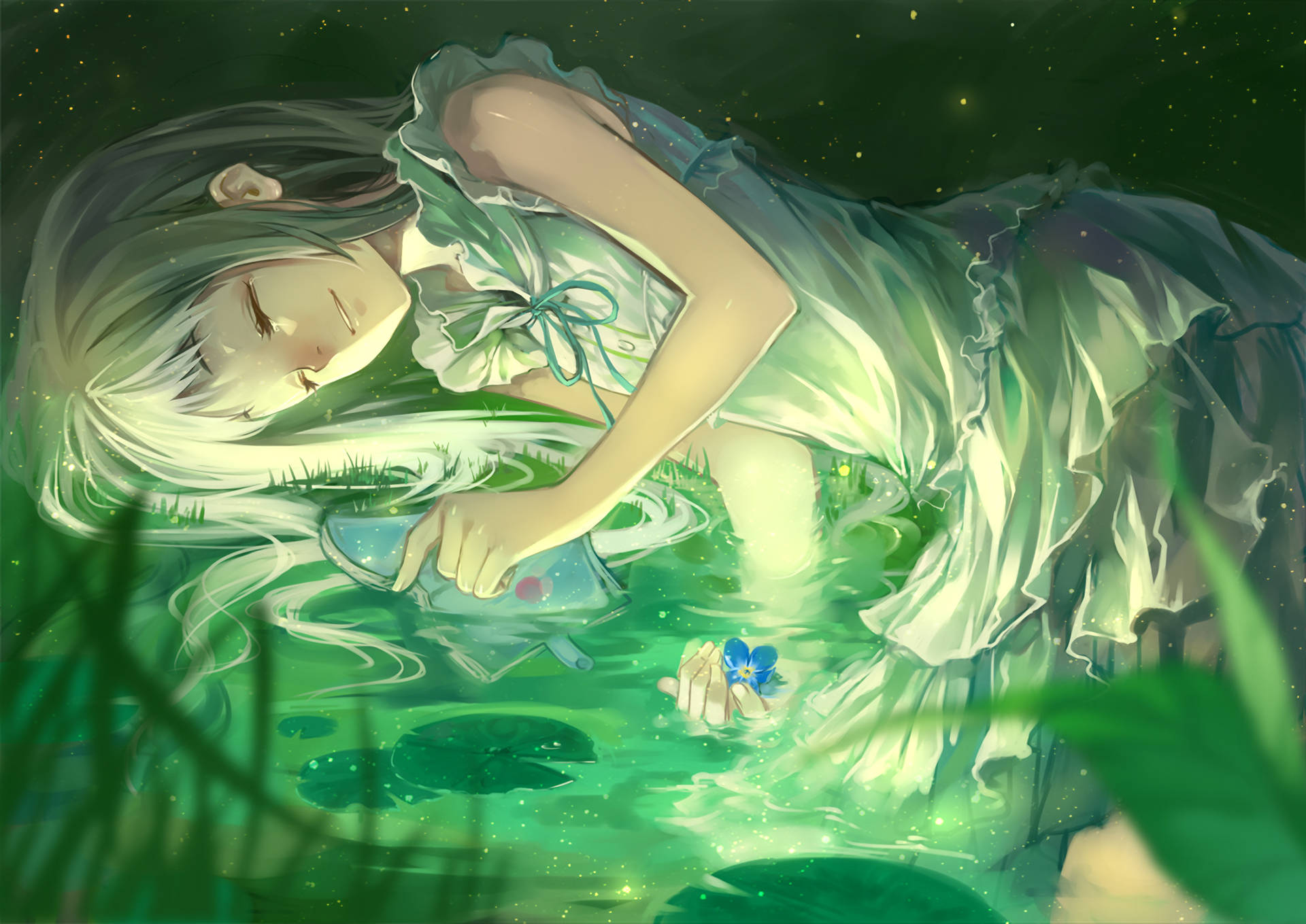 Anohana 桌布 壁紙 — 一位穿著飄逸連衣裙的寧靜動漫女孩，在星光燦爛的夜空下，手持藍色花朵，在發光的綠色水中休息。