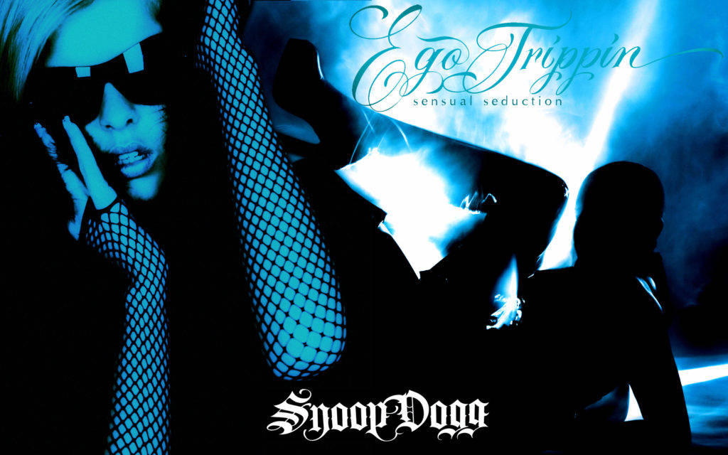 Snoop Dogg 桌布 壁紙 — 一位穿著魚網襪和太陽眼鏡的女性在藍光下以剪影和發光文字戲劇性地擺姿勢。