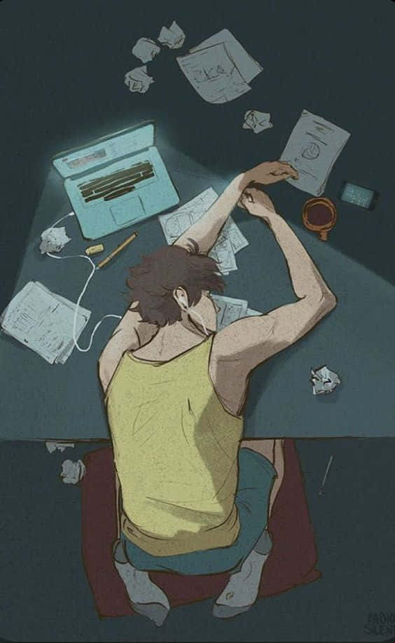 桌布 壁紙 — 一位穿著黃色背心的年輕藝術家，在夜晚癱倒在一張凌亂的桌子上，周圍滿是皺巴巴的草圖和一台發光的筆記型電腦。