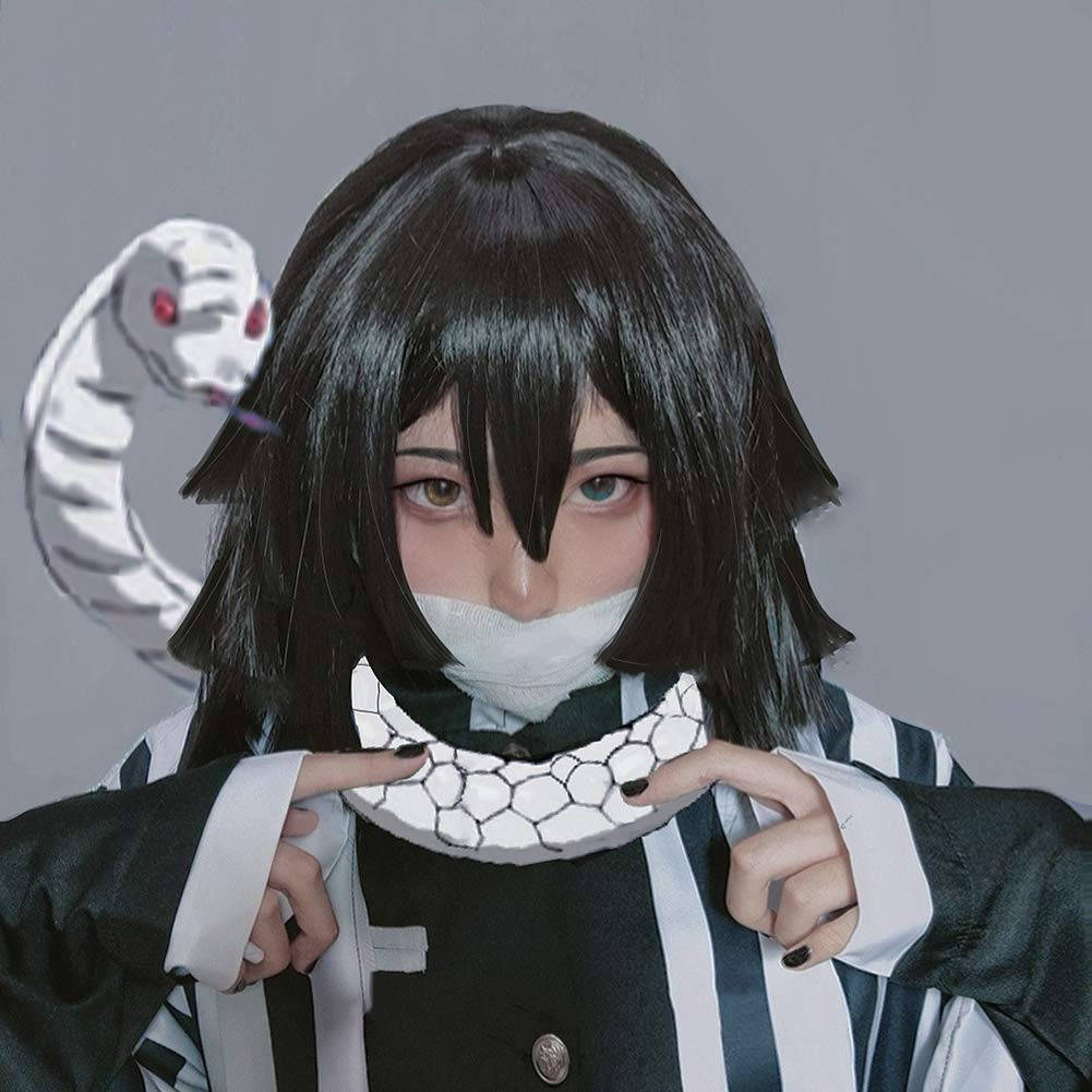 Obanai 桌布 壁紙 — 一位穿著黑白條紋服裝的角色扮演者手持蛇主題面具，一條紅眼白蛇纏繞在他們身後。