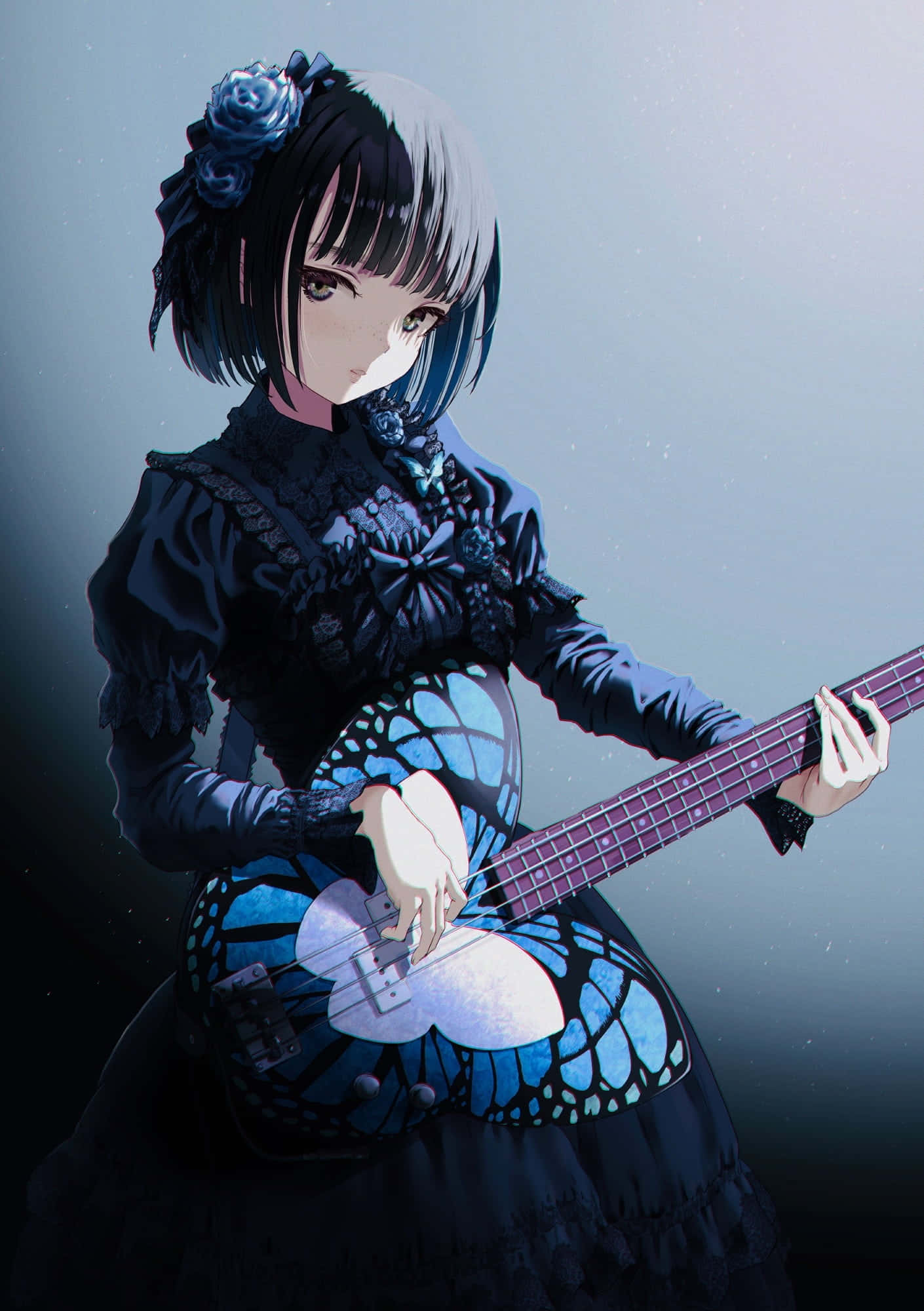 Gothic Costumes 桌布 壁紙 — 一位穿著黑色哥德式連衣裙的年輕動漫女孩，在柔和的藍色燈光下彈奏一把帶有藍色蝴蝶圖案的低音吉他。