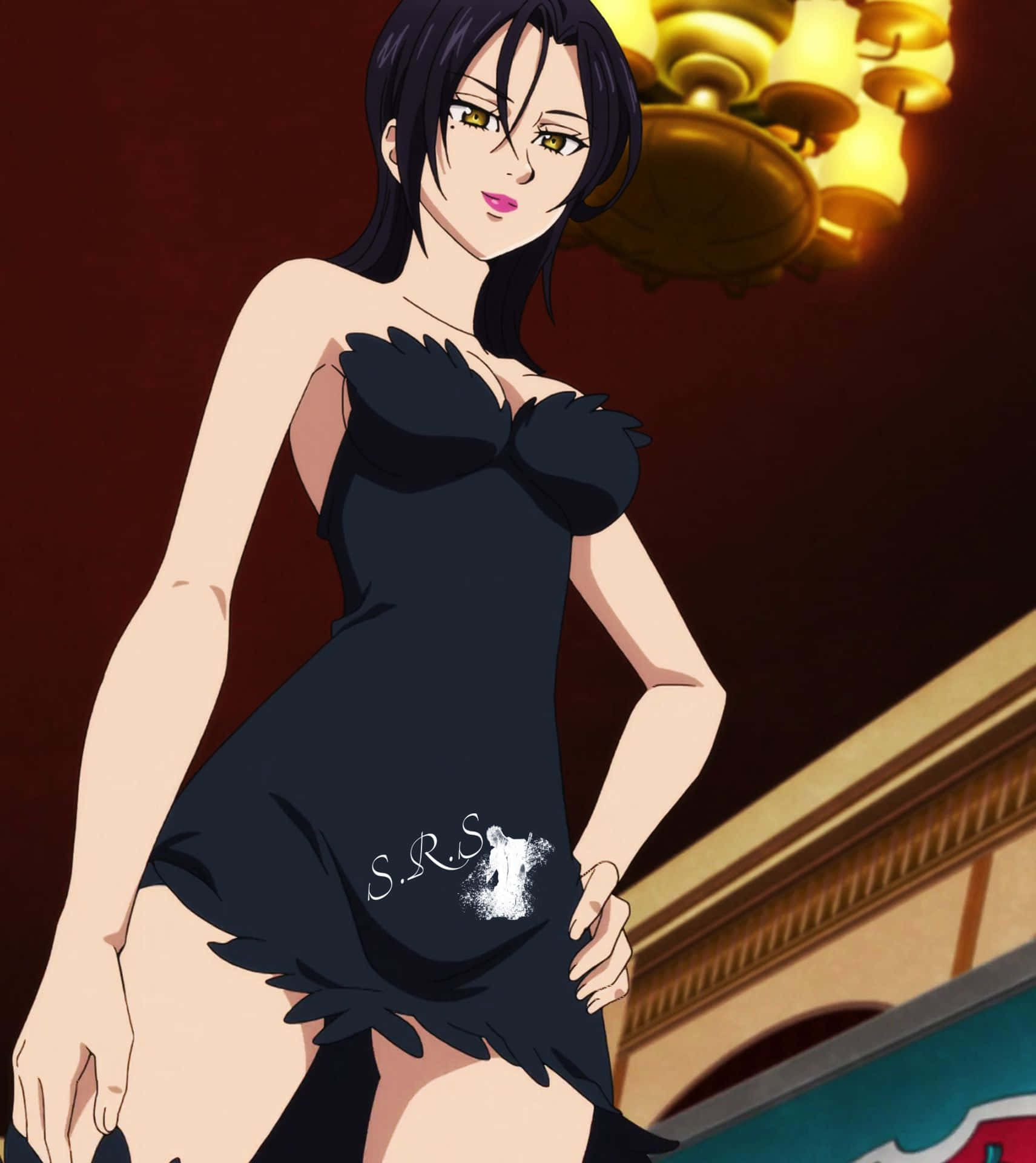 Seven Deadly Sins Merlin 桌布 壁紙 — 一位穿著黑色羽毛連衣裙的優雅動漫女性站在裝飾華麗的房間裡，在閃爍的水晶吊燈下。