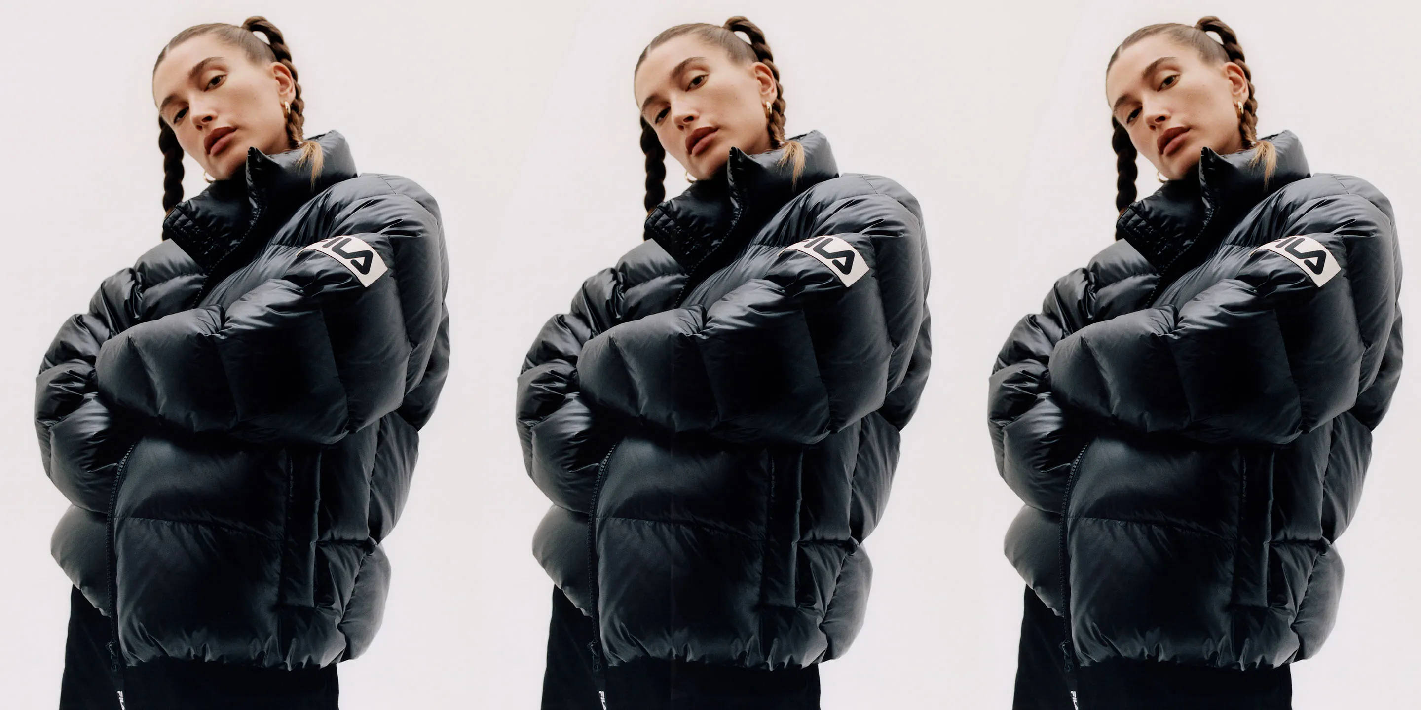 Fila 桌布 壁紙 — 一位穿著黑色羽絨外套、辮子頭髮的女性，在純白背景前擺出三個相同的姿勢。