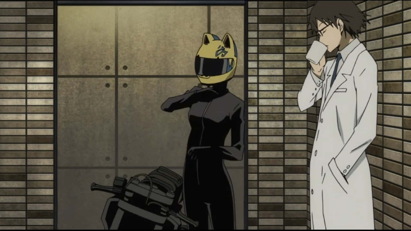 Celty Sturluson 桌布 壁紙 — 一位穿著黑色裝備的貓耳賽車手站在機車旁，而一位戴眼鏡、身穿白色外套的男子正靠著瓷磚牆喝咖啡。