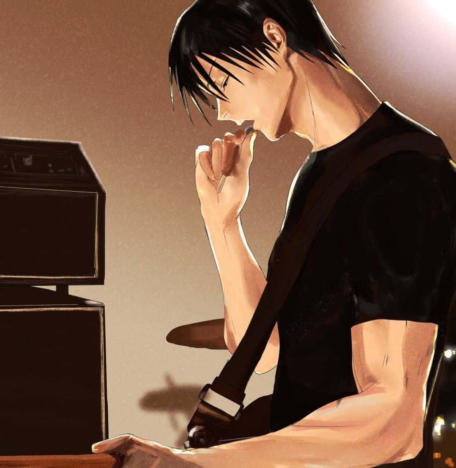 Toji Fushiguro 桌布 壁紙 — 一位穿著黑色襯衫的年輕動漫男子在溫暖的舞台燈光下專注地彈吉他。