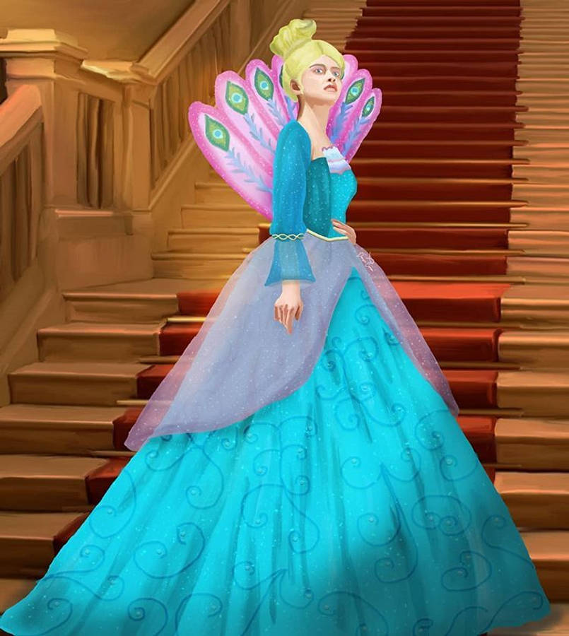 Princess 桌布 壁紙 — 一位童話公主穿著閃閃發光的藍綠色禮服，帶有孔雀羽毛翅膀，優雅地站在宏偉的木樓梯上。