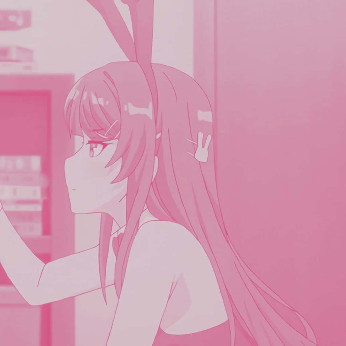 Discord Anime Pfp 桌布 壁紙 — 一位粉紅色調的動漫女孩，長著兔耳和長髮，站在光線柔和的房間裡，從側面觀看。