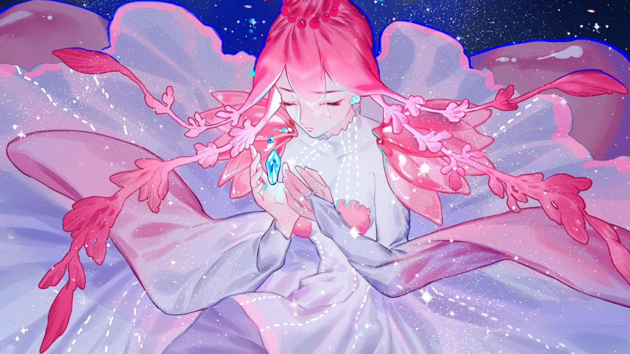 粉色動漫美學 桌布 壁紙 — 一位粉紅色頭髮、帶有花卉翅膀的動漫女孩，在星光宇宙背景下懷抱著一顆發光的藍色寶石。