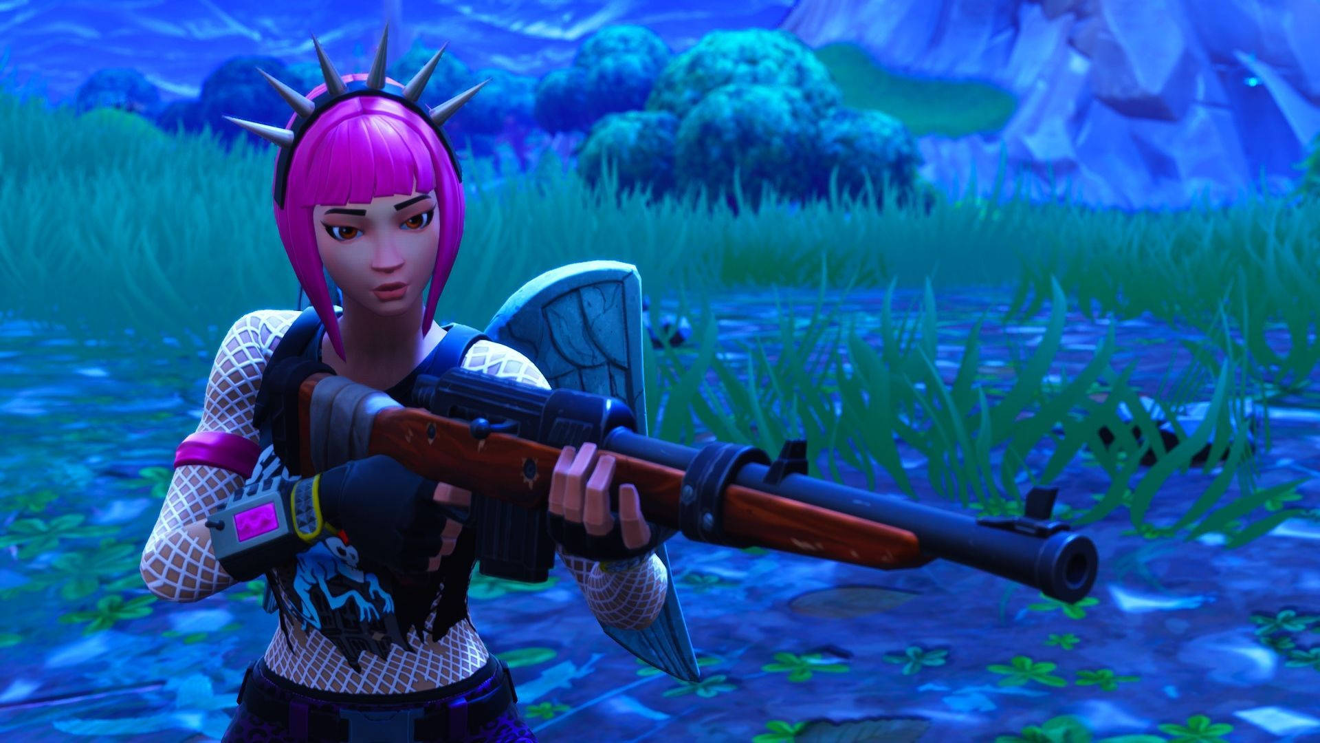 Fortnite 縮圖 桌布 壁紙 — 一位粉紅色頭髮、戴著尖刺頭帶的Fortnite角色在發光的藍色沼澤景觀中瞄準步槍。