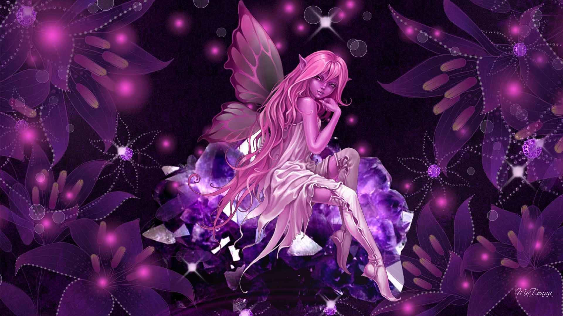 仙女 桌布 壁紙 — 一位粉紅色頭髮、擁有半透明翅膀的精靈優雅地坐在發光的紫色水晶上，周圍環繞著發光的花卉圖案。