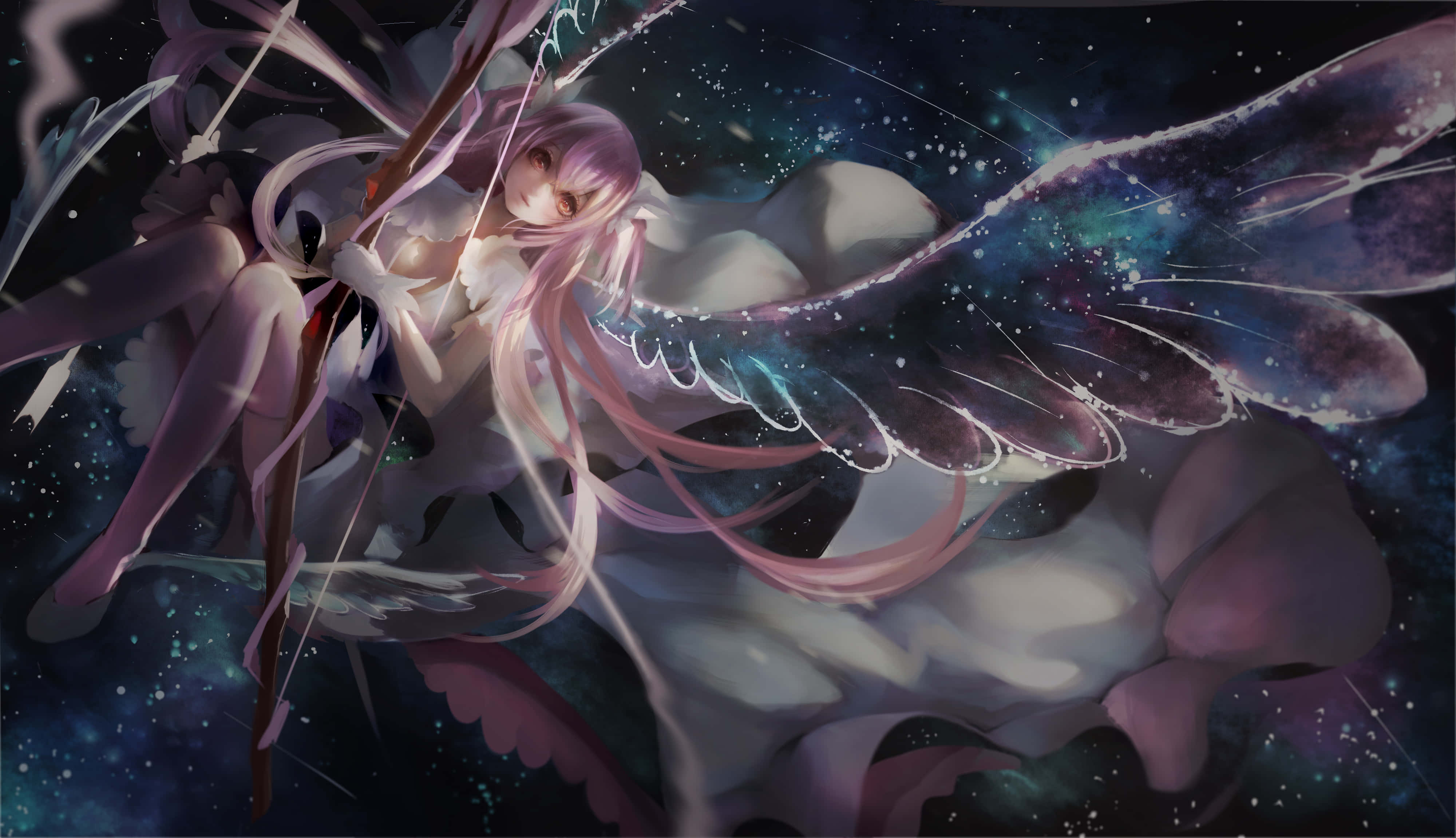 Madoka Magica 桌布 壁紙 — 一位粉紅色頭髮、擁有銀河翅膀的動漫女孩，在星空宇宙背景下瞄準弓箭。