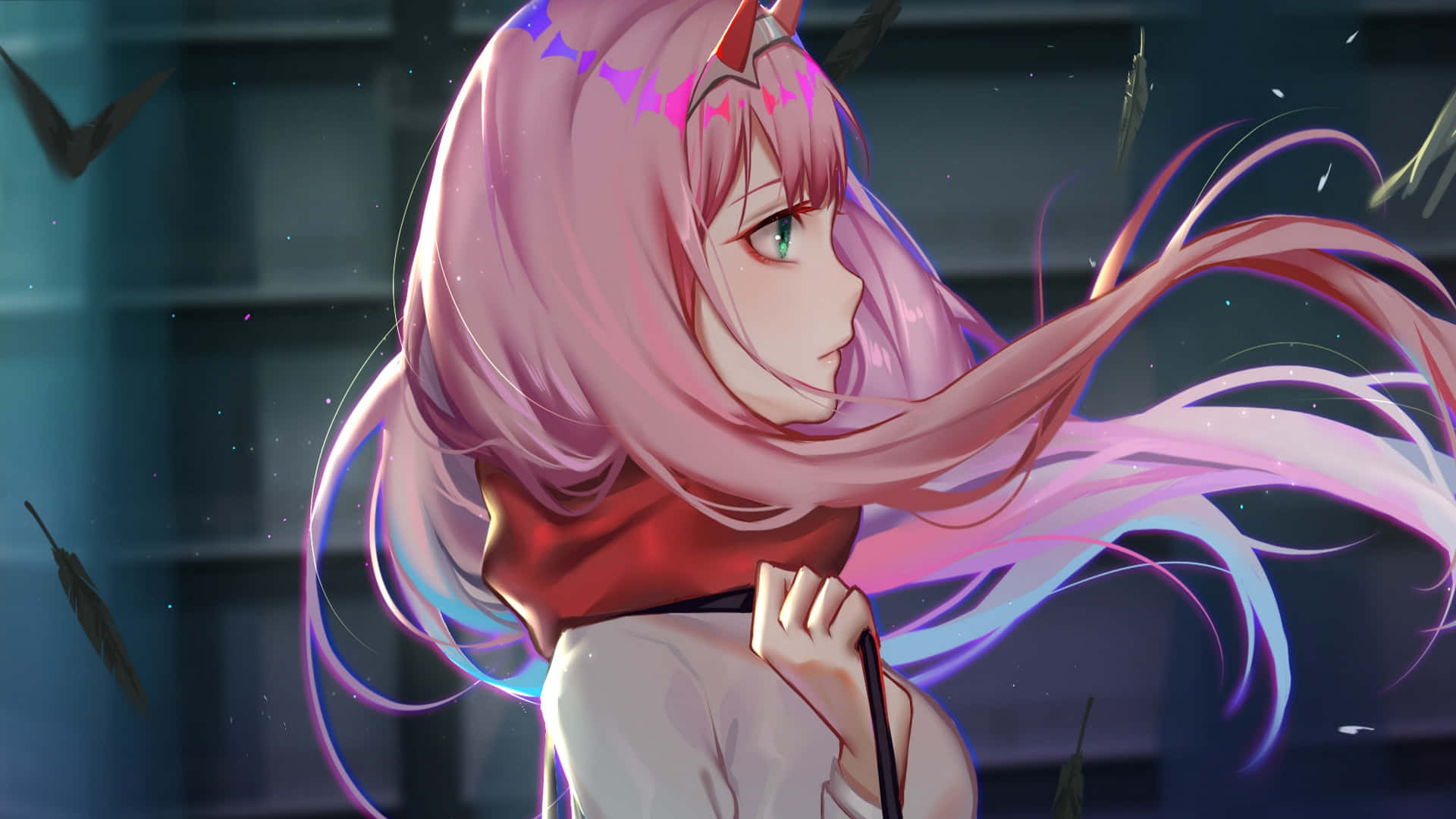 DARLING in the FRANXX 桌布 壁紙 — 一位粉紅色頭髮、眼睛發光、頭髮飄逸的動漫女孩，站在一個有漂浮羽毛的黑暗城市環境中。